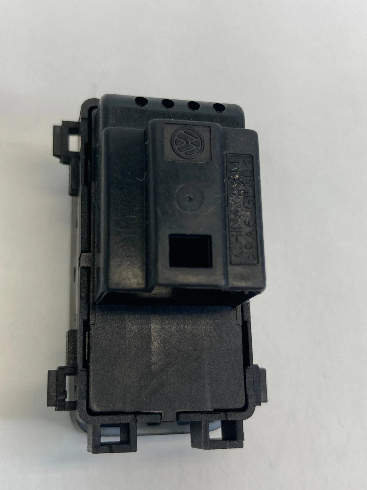 2011-2018 VOLKSWAGEN JETTA CENTER CONSOLE REAR SIDE LOCK BUTTON SWITCH 5C6962125