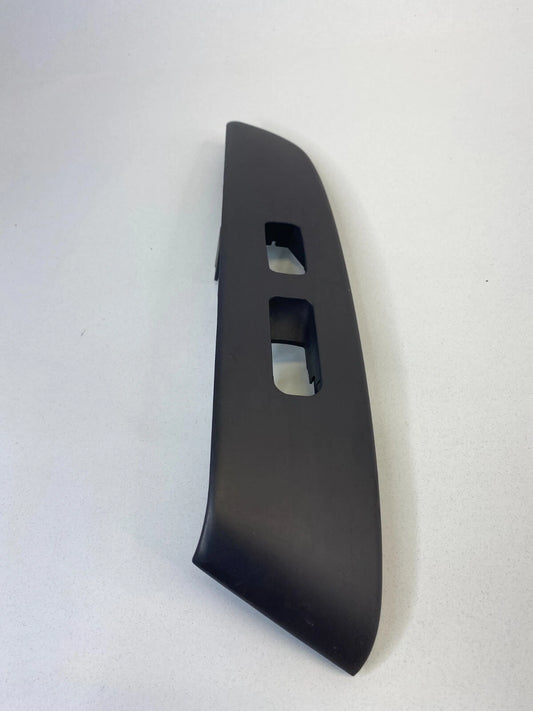 2010-2013 HYUNDAI TUCSON FRONT RIGHT WINDOW SWITCH BEZEL COVER TRIM 383511-1110