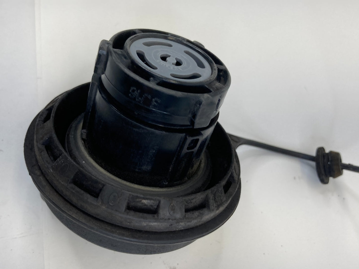 1998-2004 Lincoln Navigator 5.4L V8 SUV Gas Fuel Tank Filler Cap Assembly OEM