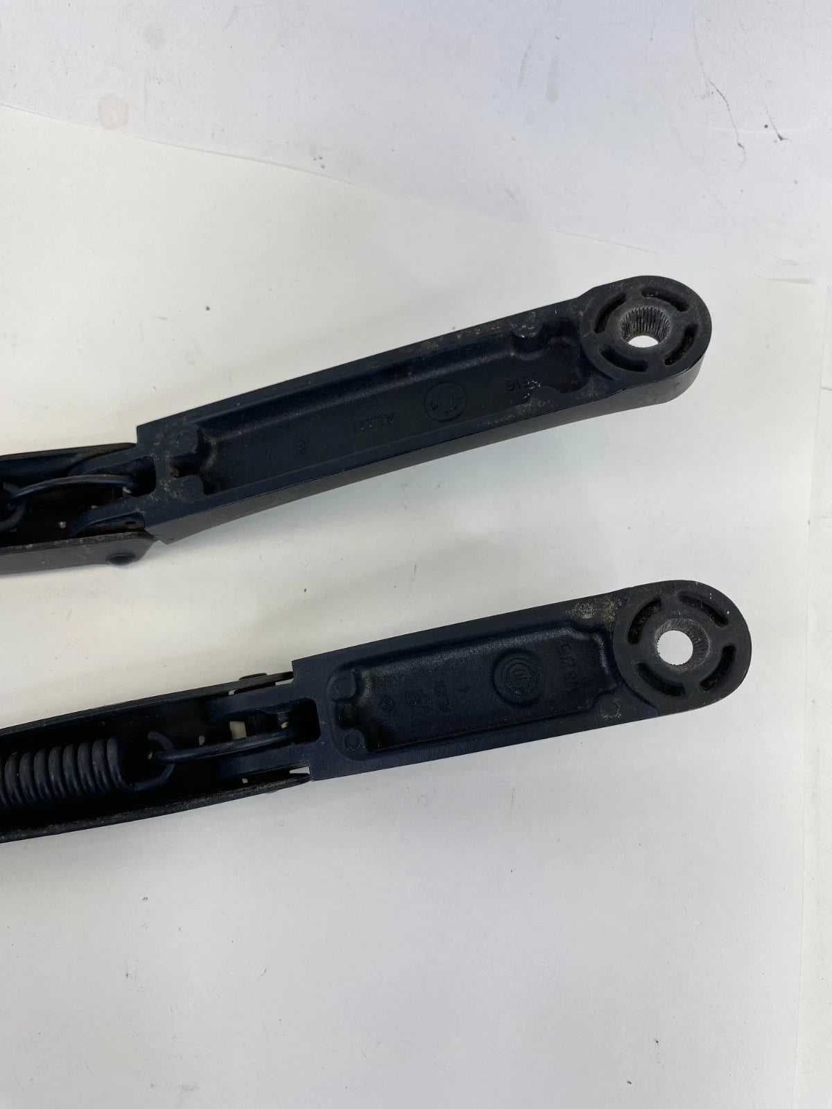 2009-2012 VOLKSWAGEN CC FRONT WINDSHIELD WIPER ARM PAIR DRIVER PASSENGER OEM