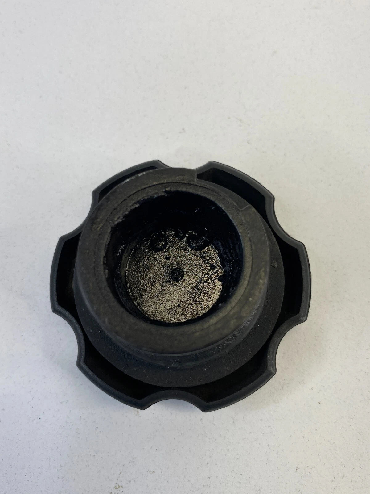 2002-2009 GMC ENVOY CHEVROLET TRAILBLAZER ENGINE OIL FILLER CAP COVER OEM