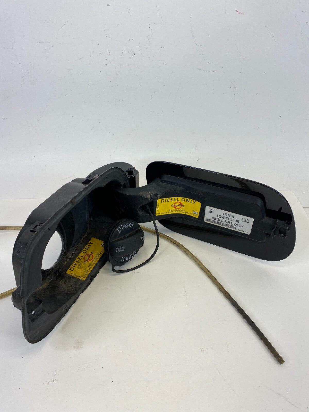 2011-2017 Volkswagen Touareg Fuel Filler Door Gas Tank Cap Lid 7P6-809-857 OEM