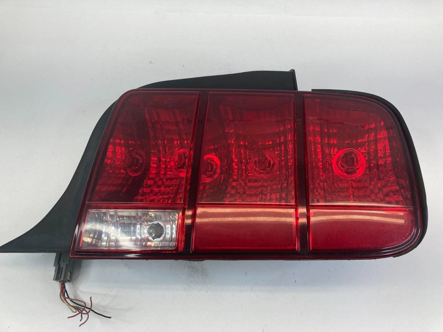 2005-2009 FORD MUSTANG PASSENGER RIGHT REAR TAILLIGHT LAMP ASSEMBLY 13A412AA OEM