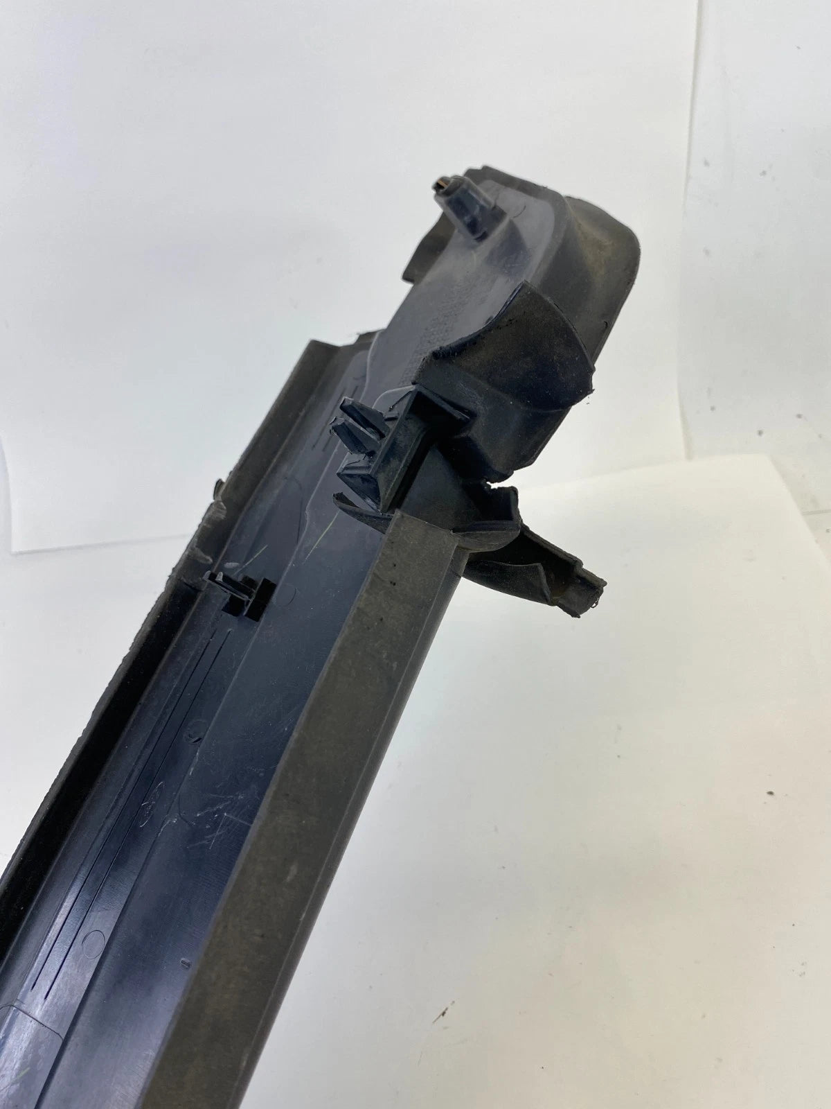 2011-2019 FORD EXPLORER FRONT DRIVER LEFT FENDER UPPER LEDGE TRIM COVER BRACKET