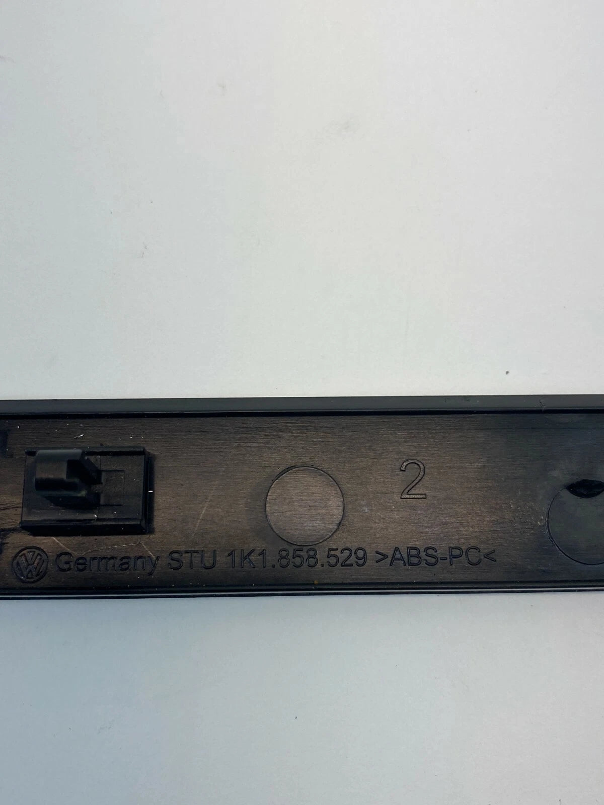 2006-2010 VOLKSWAGEN JETTA RIGHT PASSENGER GLOVE BOX MOLDING TRIM 1K1-858-529