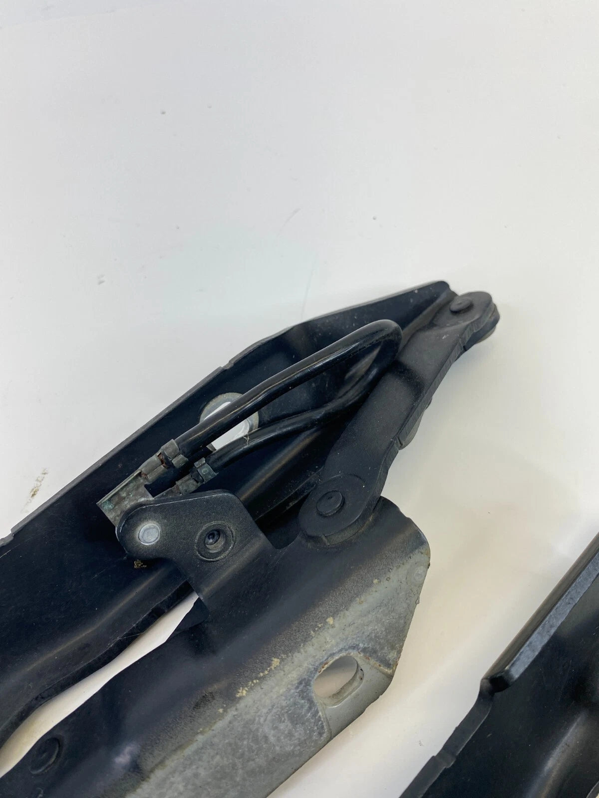 2004-2007 BMW 525I 530I FRONT HOOD BONNET HINGE BRACKET PAIR SET OEM