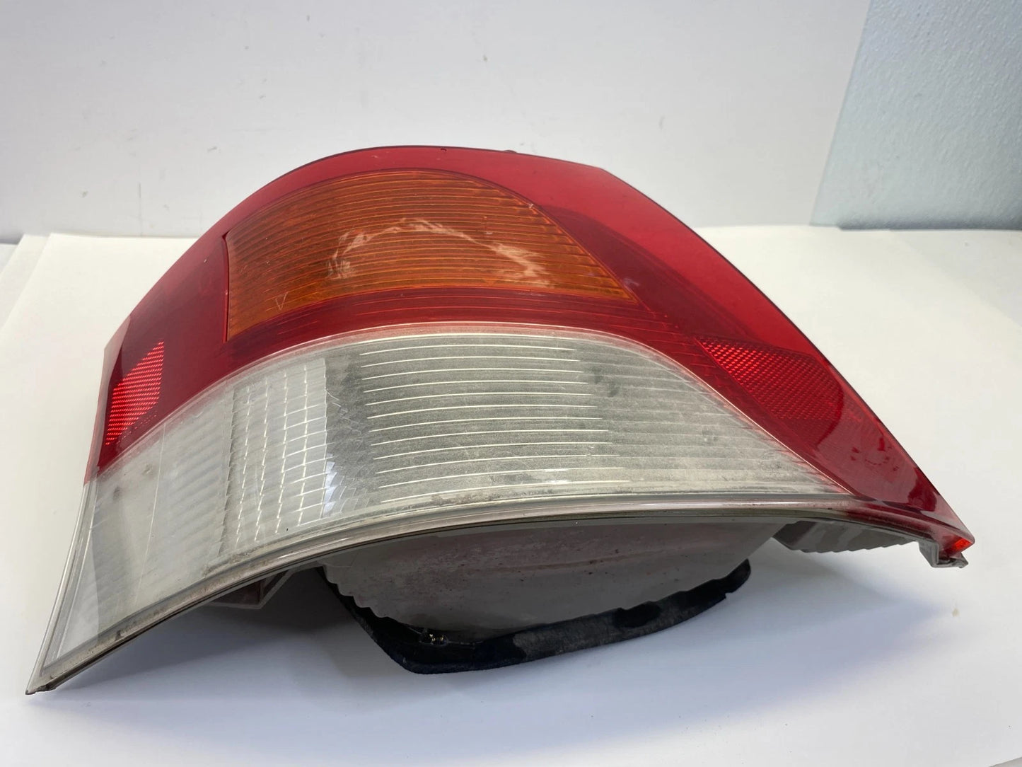 2009-2011 TOYOTA YARIS HATCHBACK REAR LEFT SIDE TAIL LIGHT LAMP HALOGEN OEM