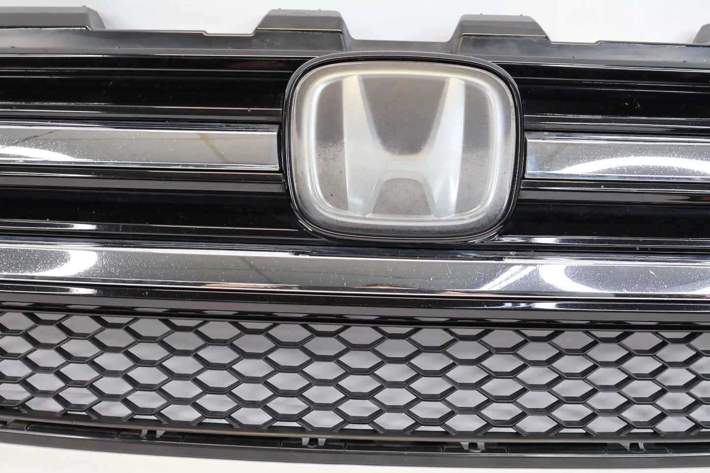 2016-2018 HONDA PILOT FRONT BUMPER UPPER GRILLE W/ EMBLEM LOGO 71121-TG7-A0 OEM