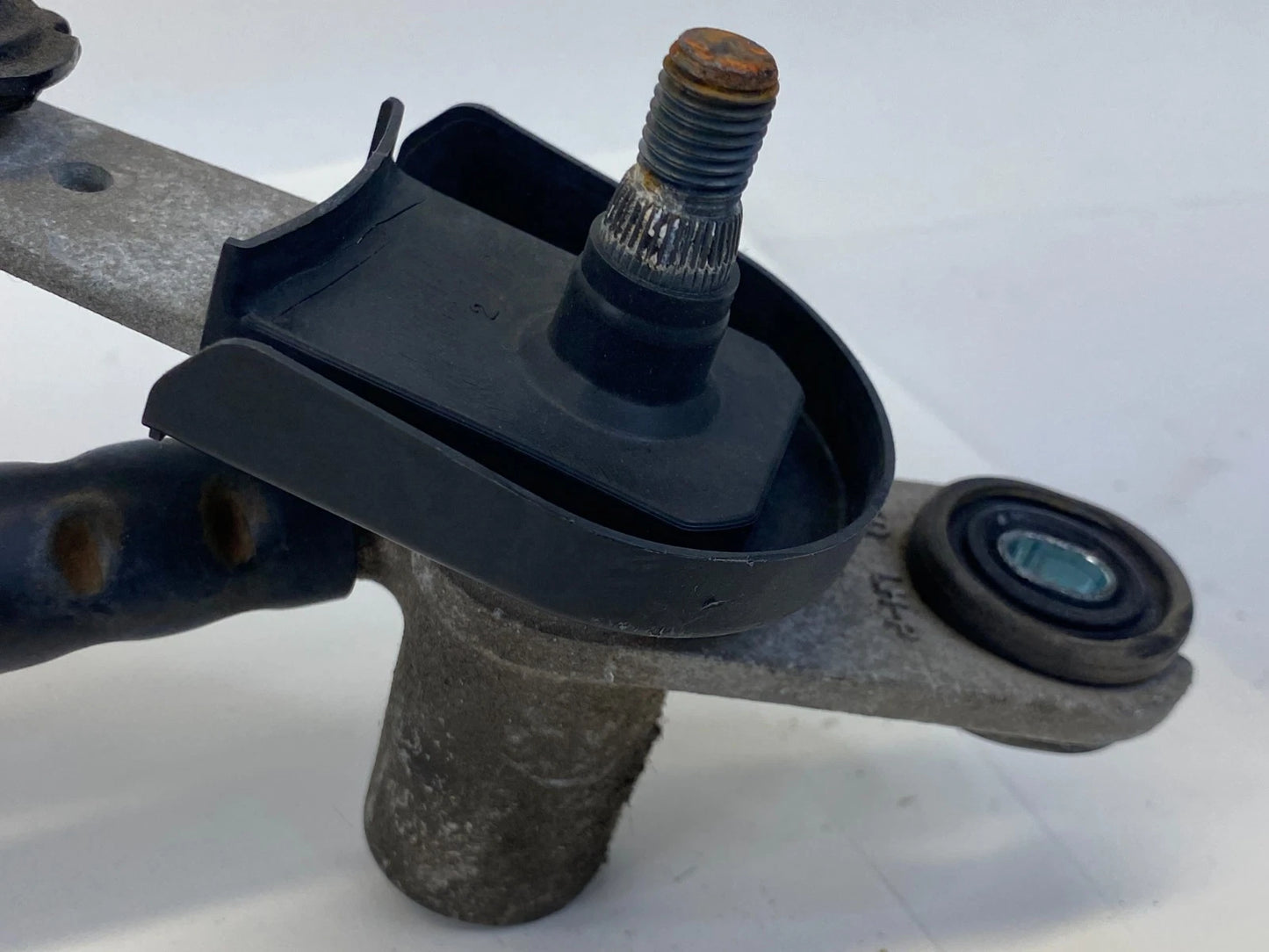 2010-2013 KIA FORTE WIPER MOTOR & TRANSMISSION LINKAGE FRONT UNIT 98110-1M00 OEM