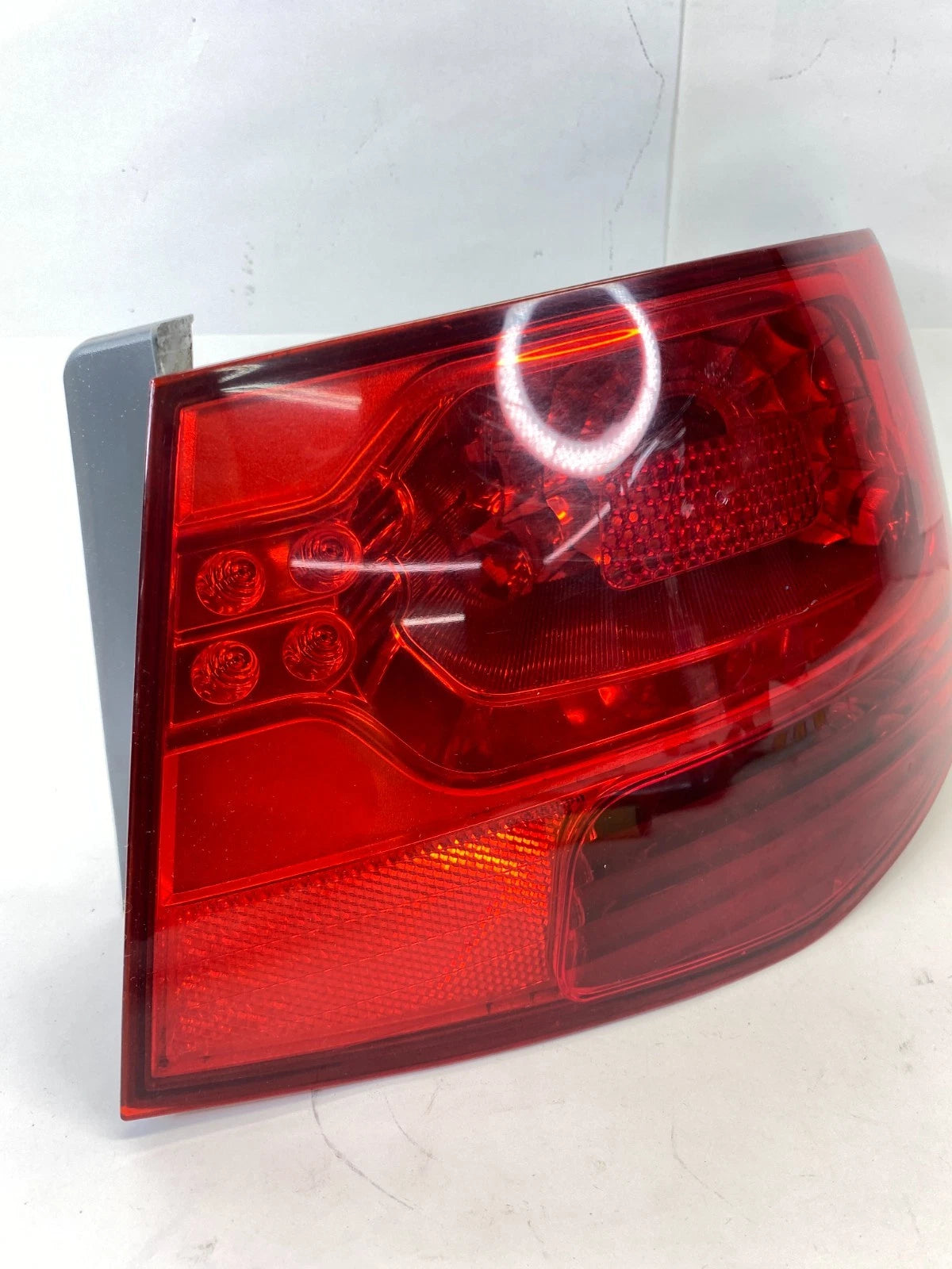 2010-2013 KIA FORTE SEDAN REAR RIGHT PASSENGER QUARTER MOUNTED TAILLIGHT LIGHT