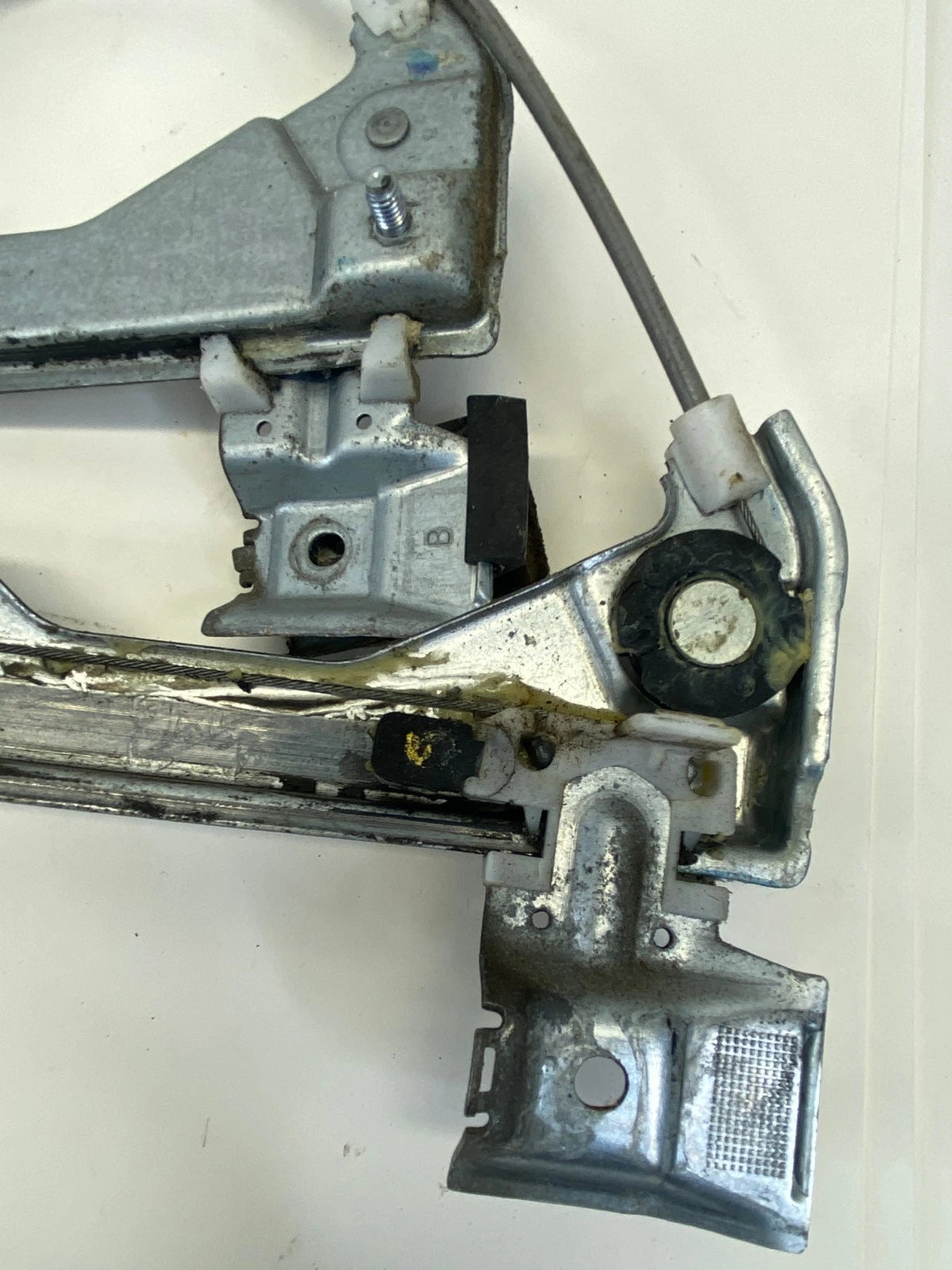 2006-2011 CHEVROLET HHR FRONT LEFT POWER WINDOW REGULATOR MOTOR OEM 2621003452