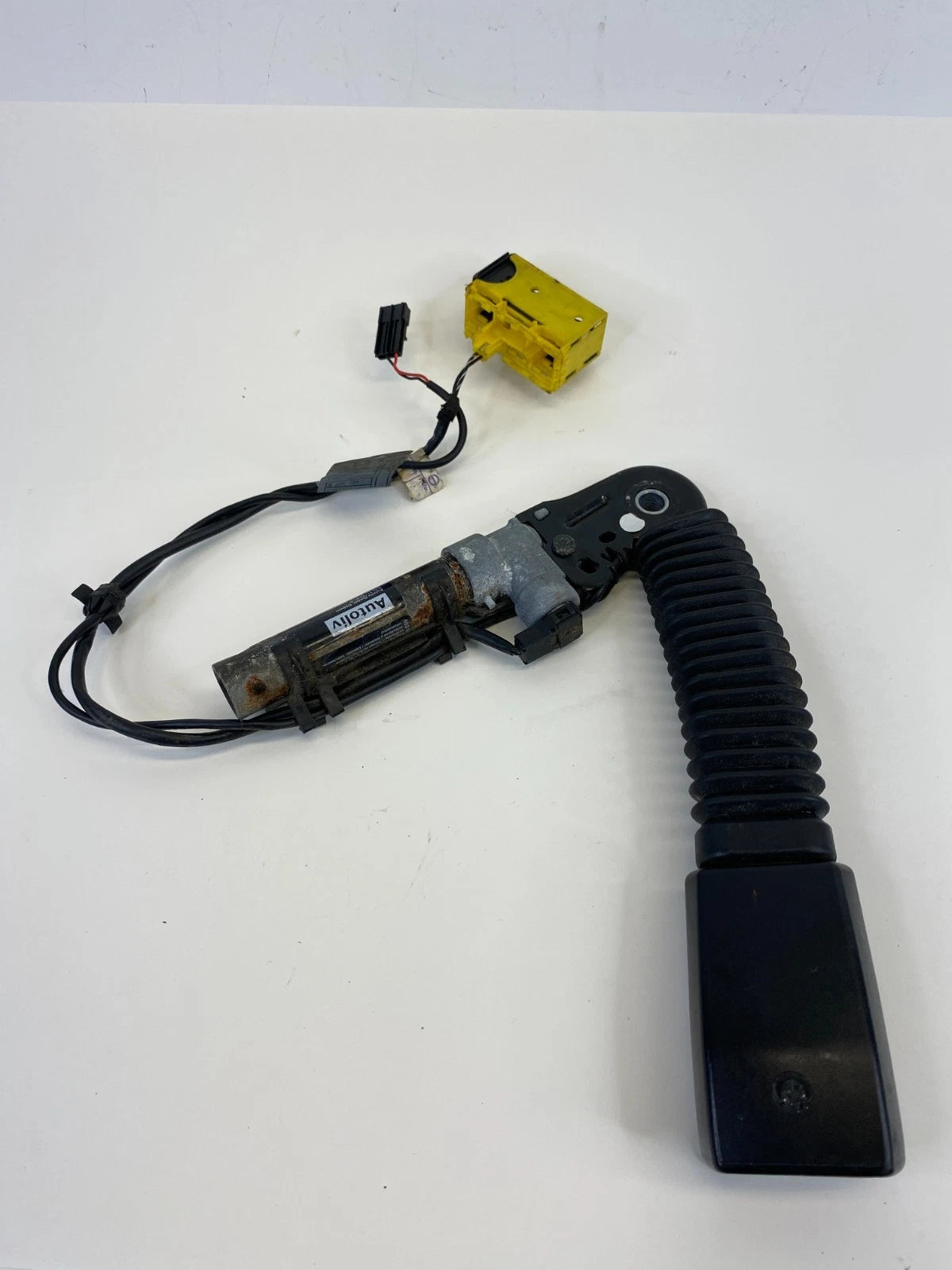 2001-2005 BMW 325I 325XI FRONT LEFT DRIVER SEAT BELT BUCKLE 8-234-970 OEM