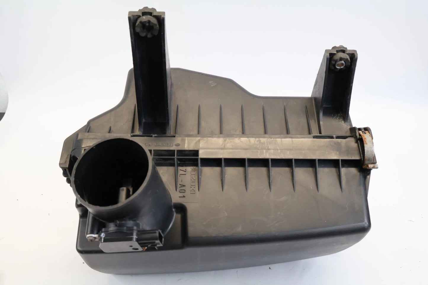 2010-2013 SUZUKI KIZASHI ENGINE AIR FILTER BOX INTAKE HOUSING 13700-57L00 OEM