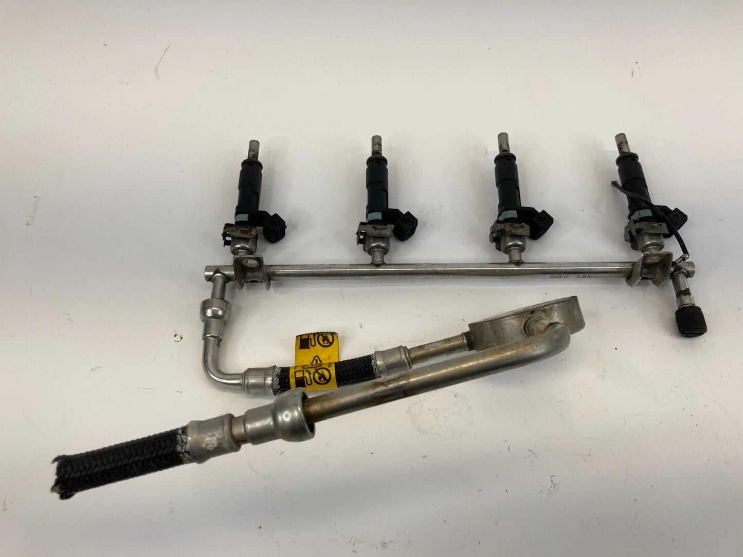 2012-2018 CHEVROLET SONIC 1.8L L4 ENGINE FUEL INJECTION RAIL W/ INJECTORS ASSY