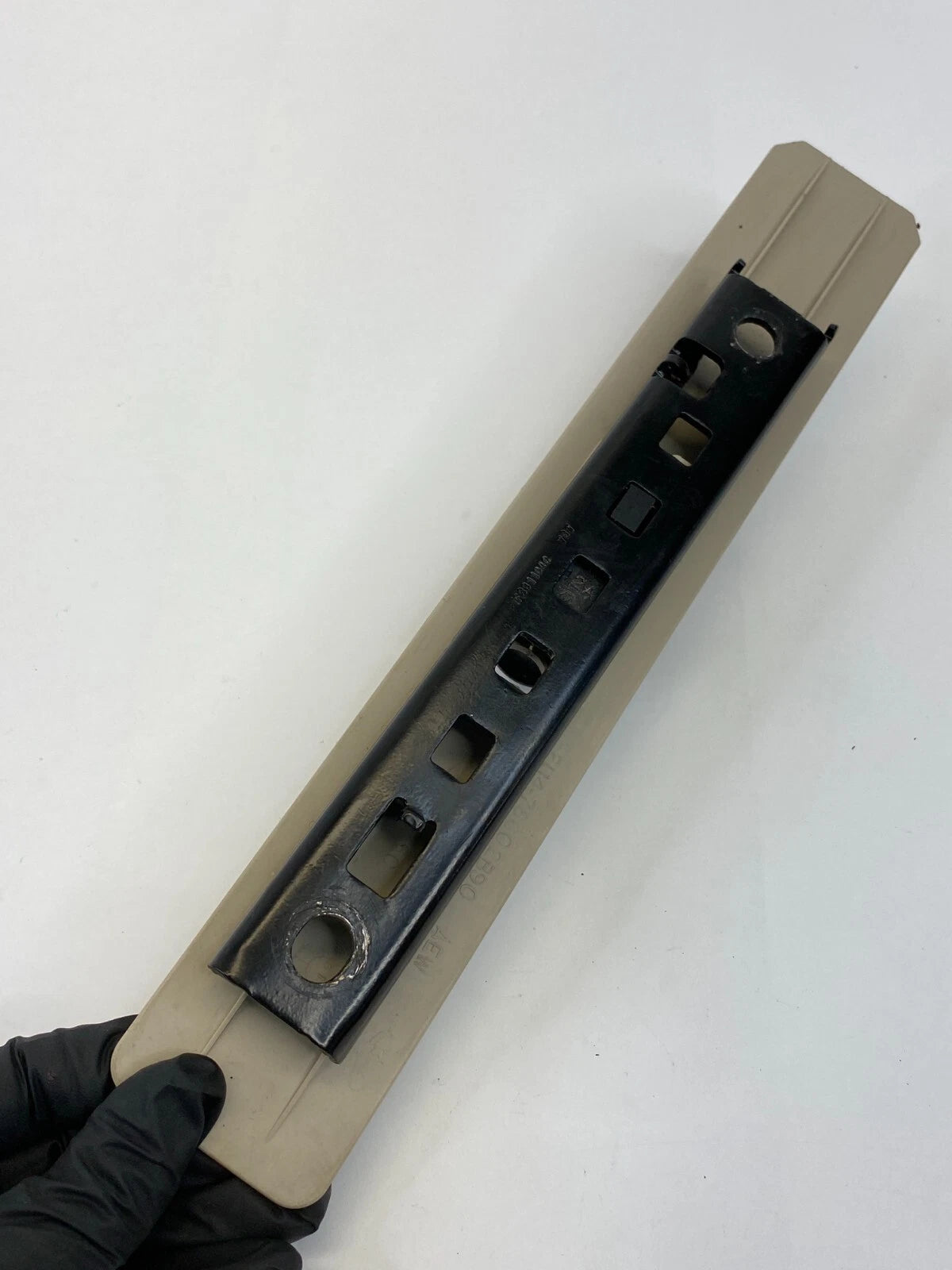 2003-2006 LINCOLN NAVIGATOR FRONT RIGHT SEAT BELT HEIGHT ADJUSTER 2L14-78602B90