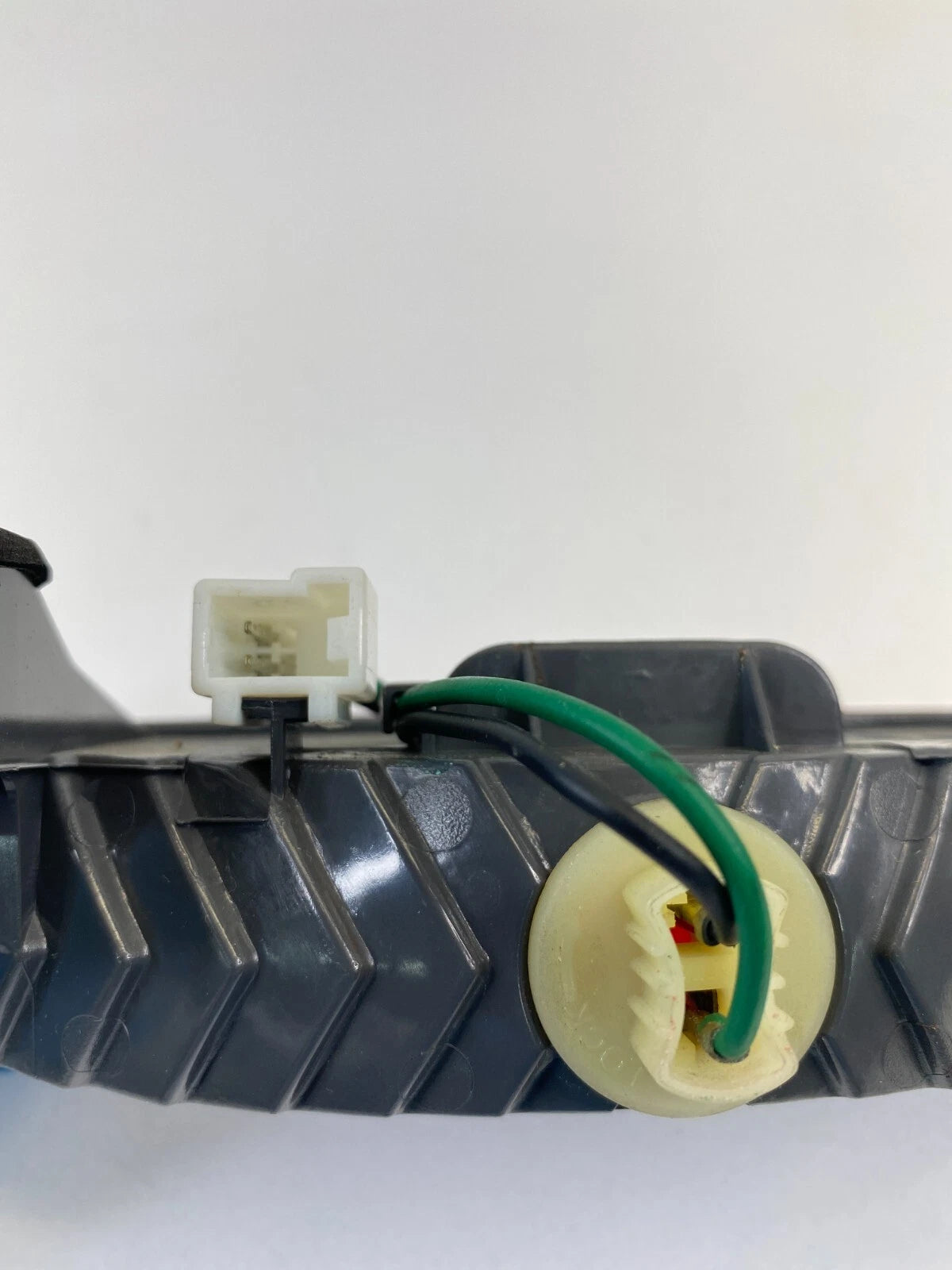 2006-2011 KIA RIO5 HATCHBACK REAR THIRD 3RD BRAKE HIGH MOUNTED STOP LIGHT LAMP