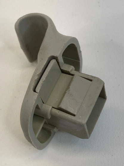 2010-2012 MAZDA CX-7 FRONT RIGHT SUN VISOR HOLDER RETAINER SUNVISOR CLIP OEM