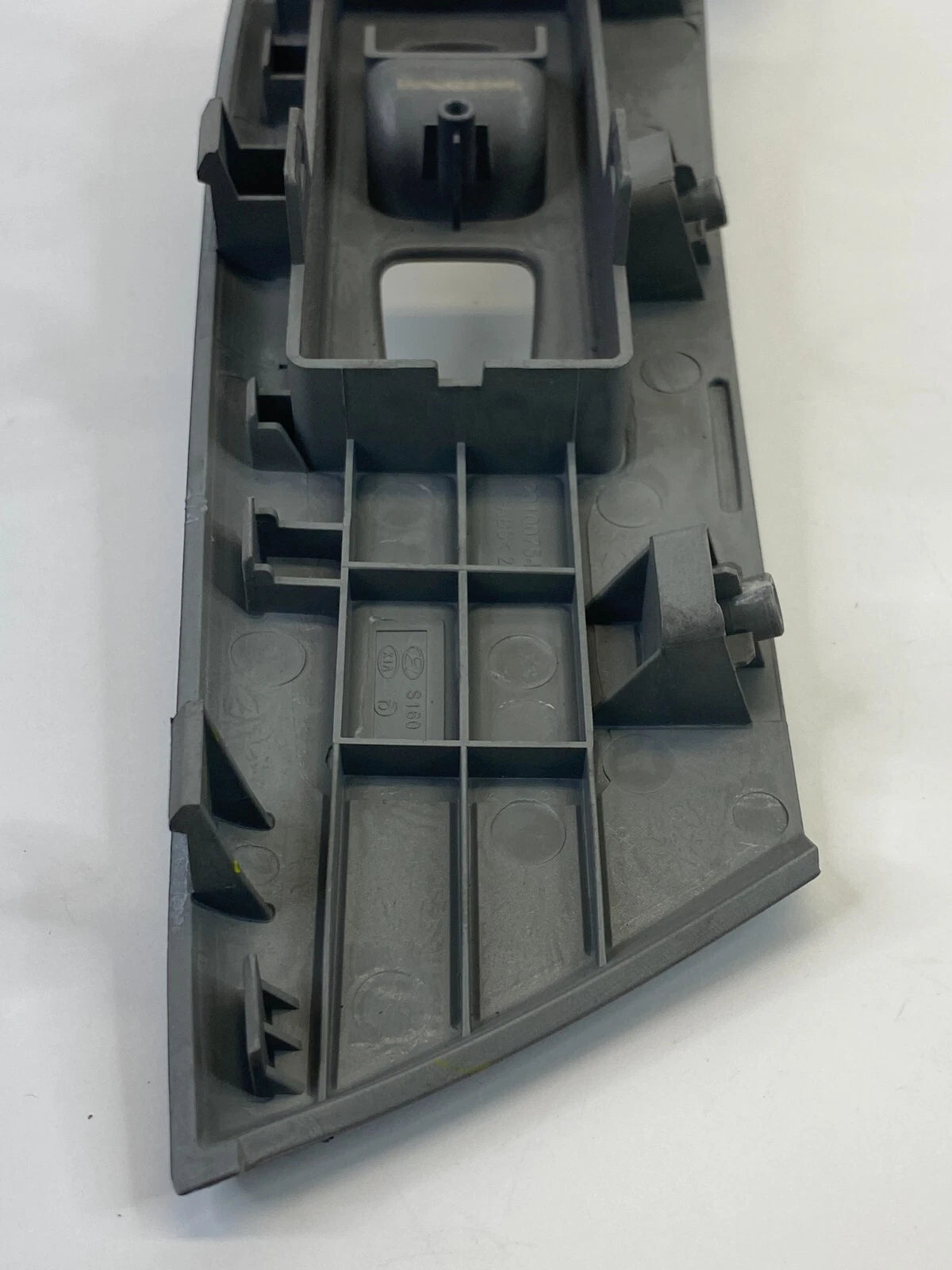 11-13 HYUNDAI ELANTRA SEDAN FRONT RIGHT WINDOW SWITCH BEZEL TRIM 201007544 OEM