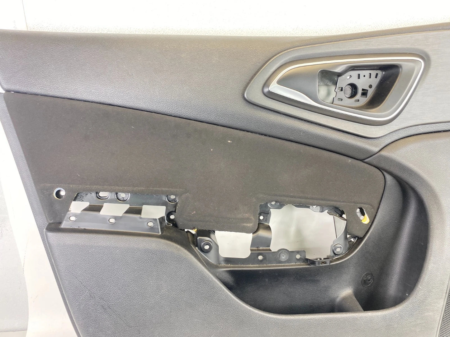 2015-2017 Chrysler 200 Front Left Side Interior Door Panel Assembly 5MC31DX9AB