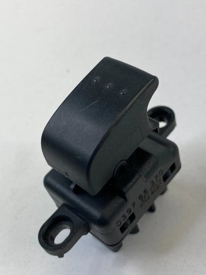 2004-2009 MAZDA 3 MAZDA3 REAR RIGHT SIDE DOOR WINDOW CONTROL SWITCH D397-66-370