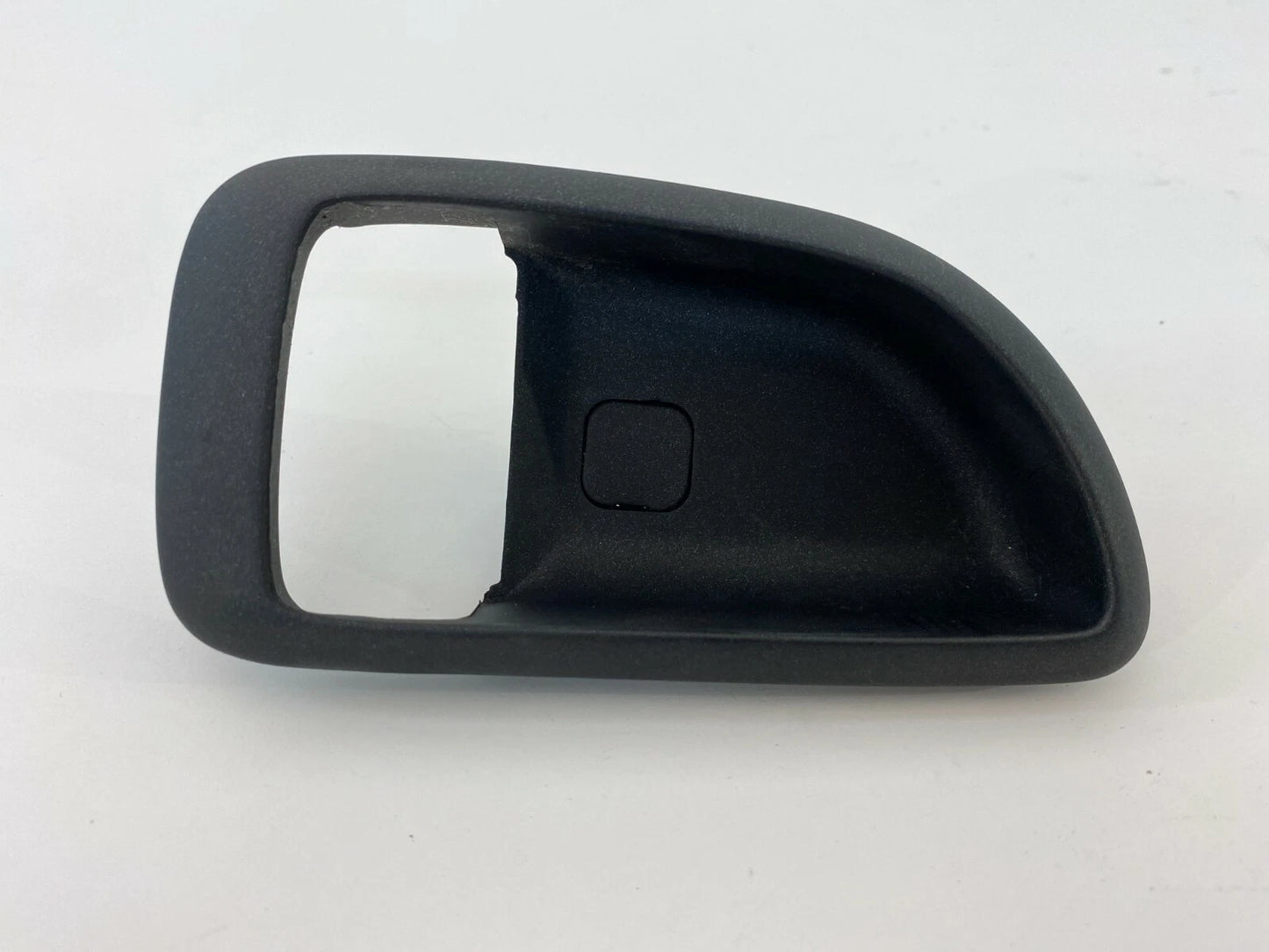 01-06 HYUNDAI SANTA FE FRONT RIGHT SIDE INNER DOOR HANDLE BEZEL TRIM 82621-26000