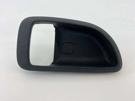 01-06 HYUNDAI SANTA FE FRONT RIGHT SIDE INNER DOOR HANDLE BEZEL TRIM 82621-26000