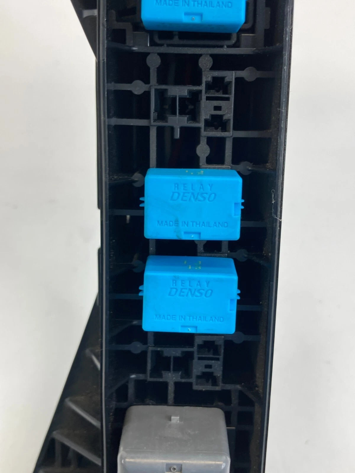 04 05 06 07 08 09 TOYOTA PRIUS 1.5L UNDER HOOD SMALL FUSE RELAY BOX FUSEBOX OEM