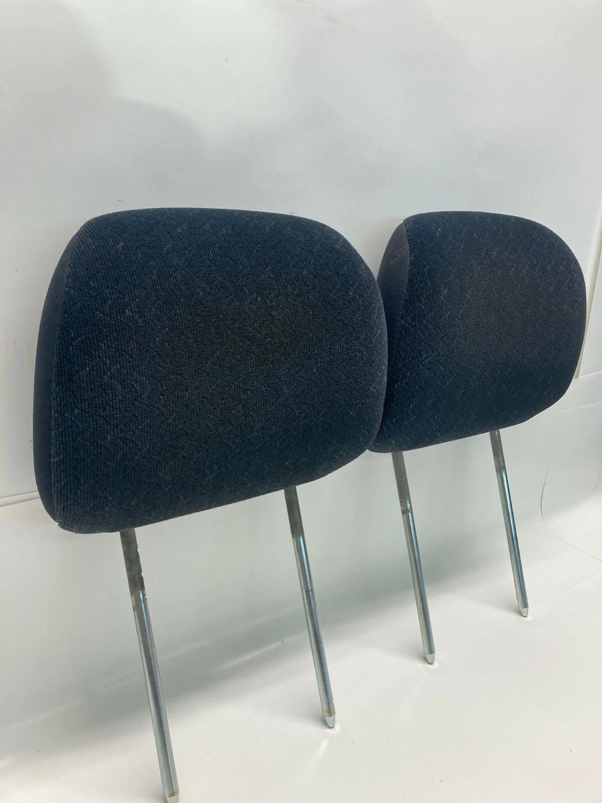 2001-2007 TOWN & COUNTRY FRONT SEAT HEADREST PAIR HEAD REST SET RIGHT & LEFT OEM