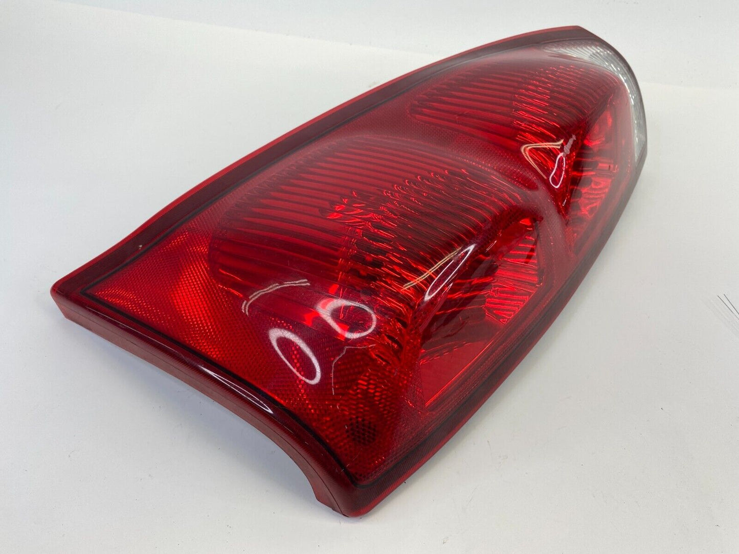 2002-2006 Chevrolet Avalanche 1500 Rear Right Taillight Tail Light Lamp 15092493