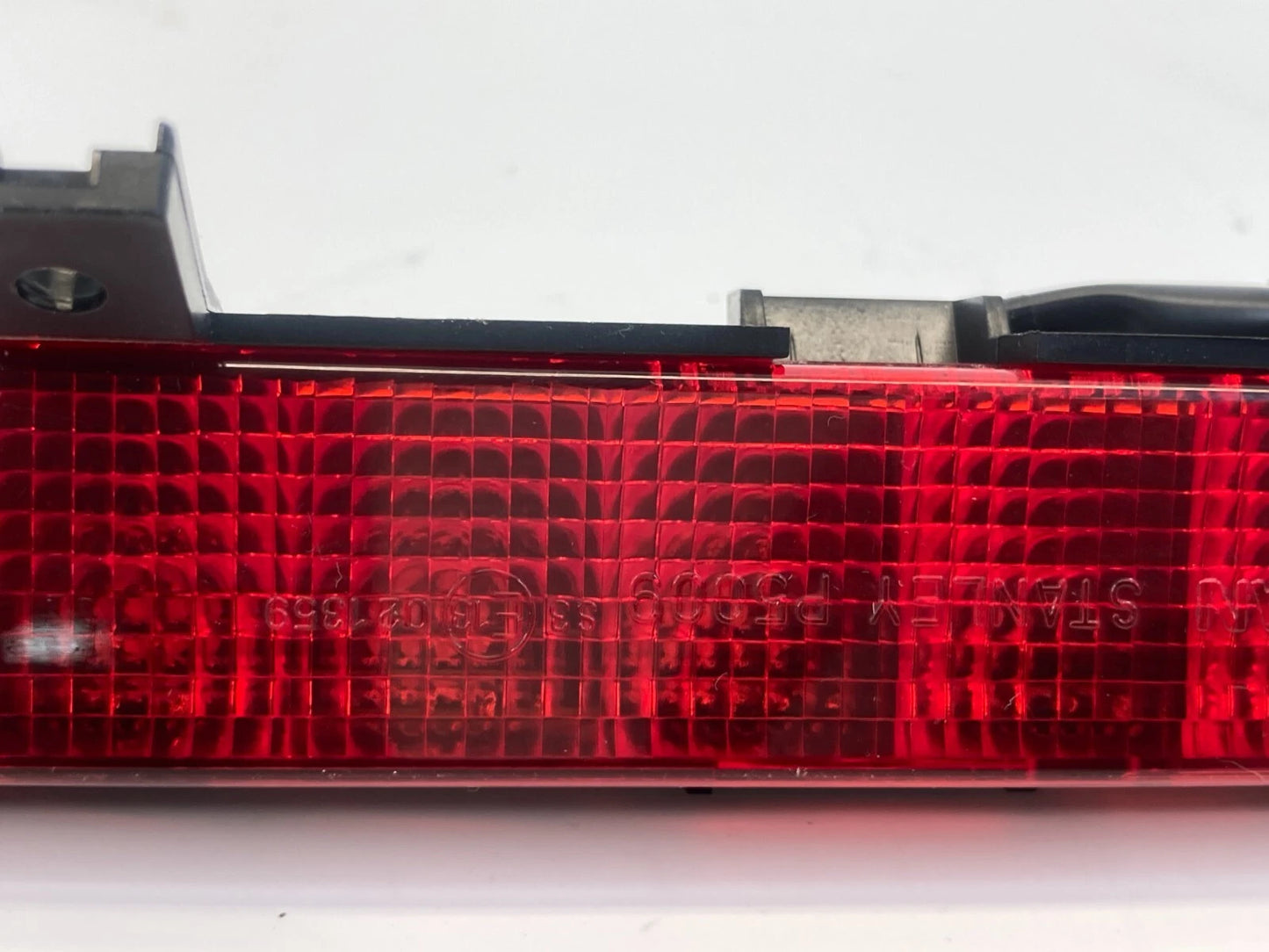 07 08 INFINITI G35 SEDAN 3RD THIRD BRAKE LIGHT HIGH MOUNT STOP LAMP E13021359