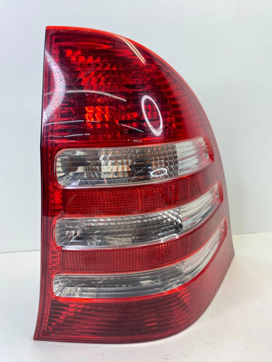 2001-2005 MERCEDES-BENZ C240 TAILLIGHT LAMP REAR RIGHT PASSENGER OEM 2038201364