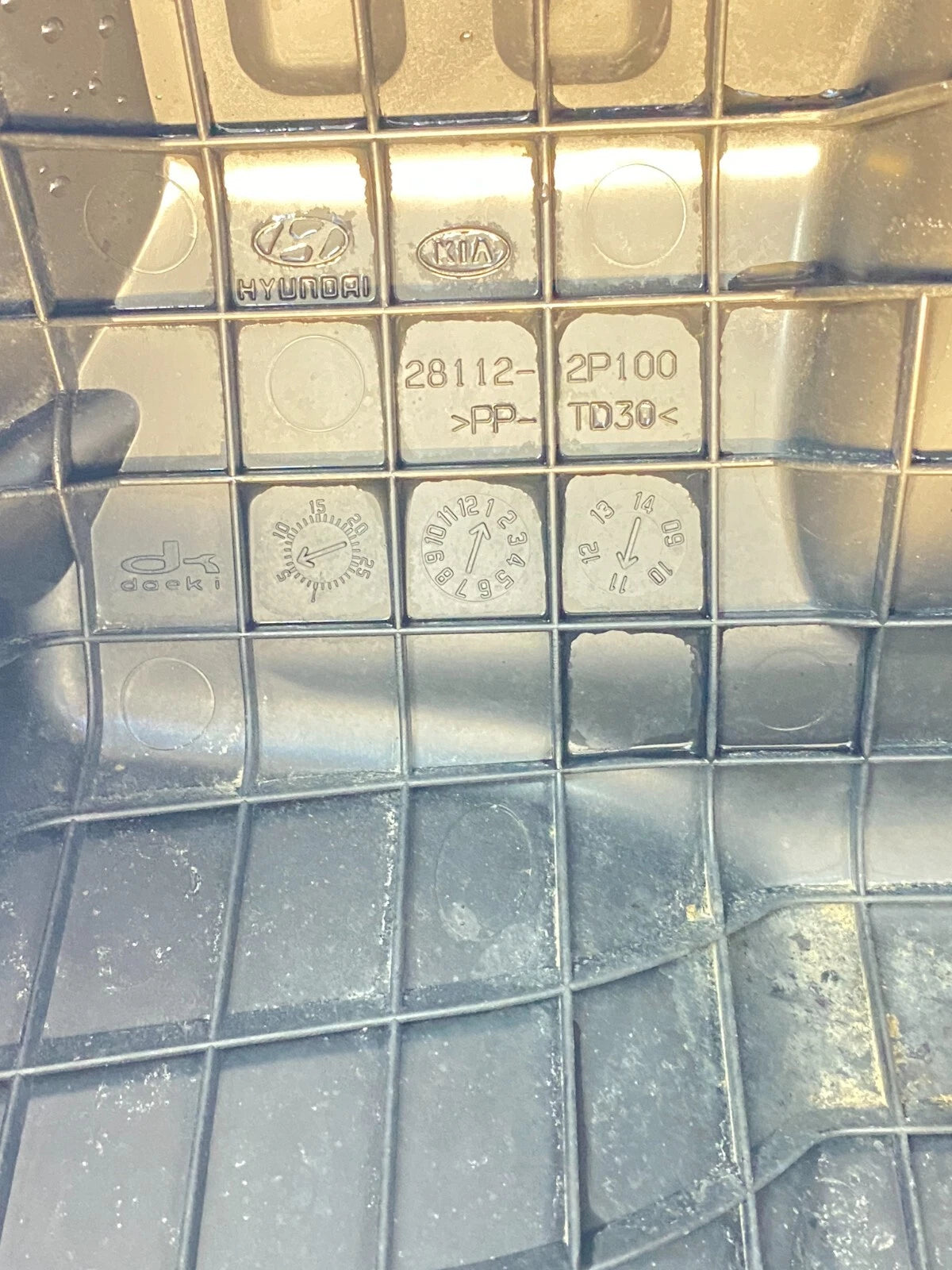 2010-2012 HYUNDAI SANTA FE AIR INTAKE CLEANER FILTER HOUSING UNIT 281122P100 OEM