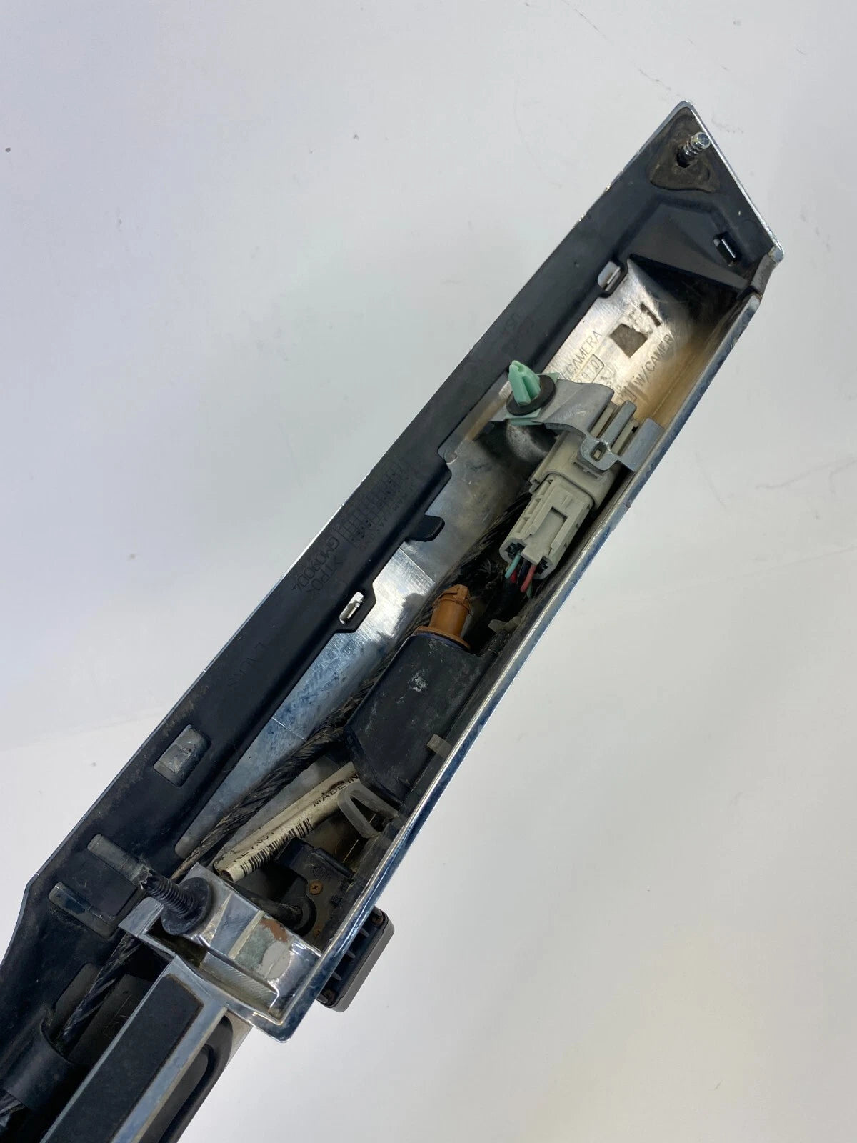 2010-2016 CADILLAC SRX HATCH TAILGATE LICENSE MOLDING HANDLE W/ CAMERA 20902911