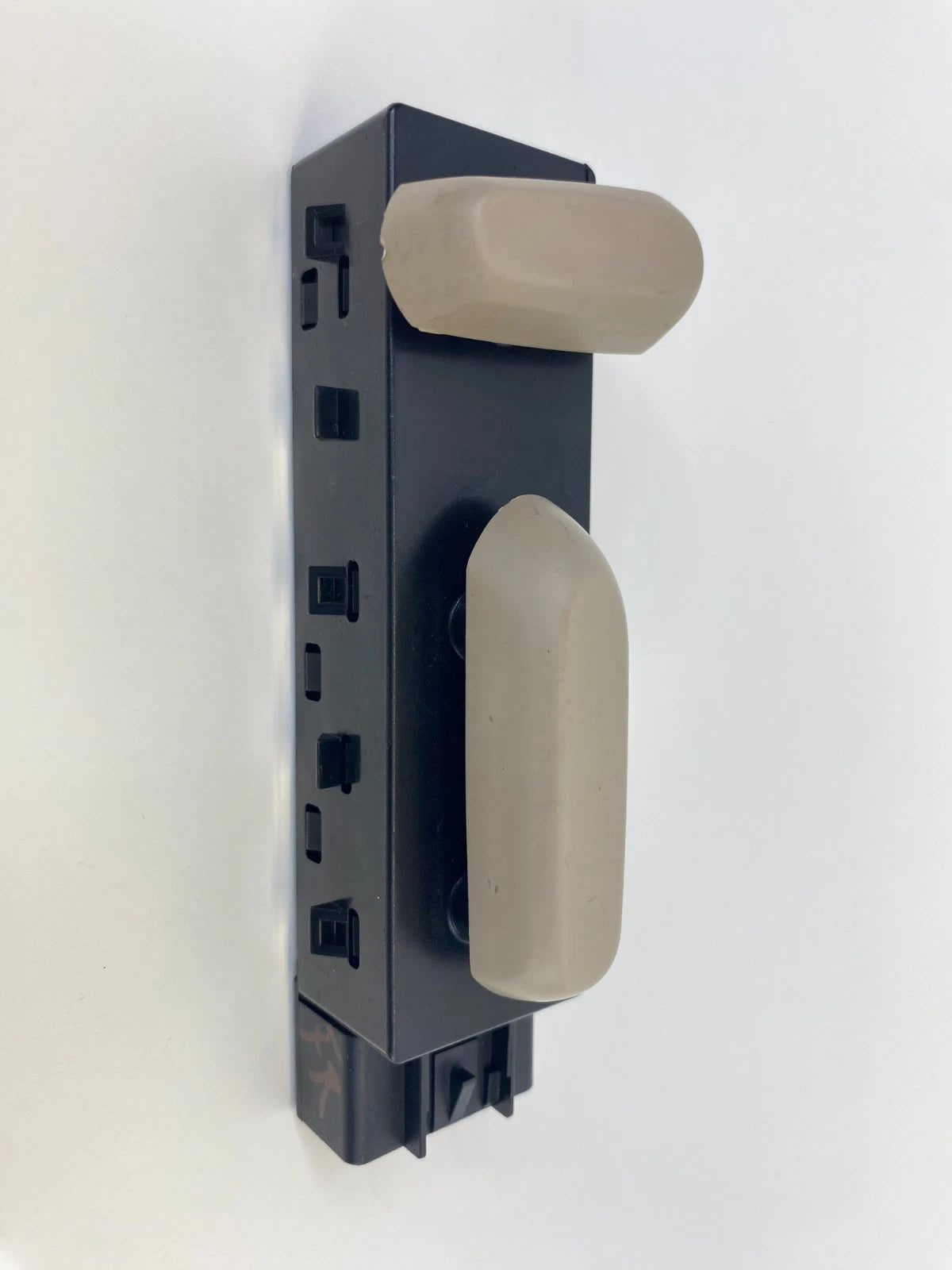 2011-2017 BUICK REGAL FR RH PASSENGER POWER SEAT ADJUSTMENT SWITCH OEM 25974715