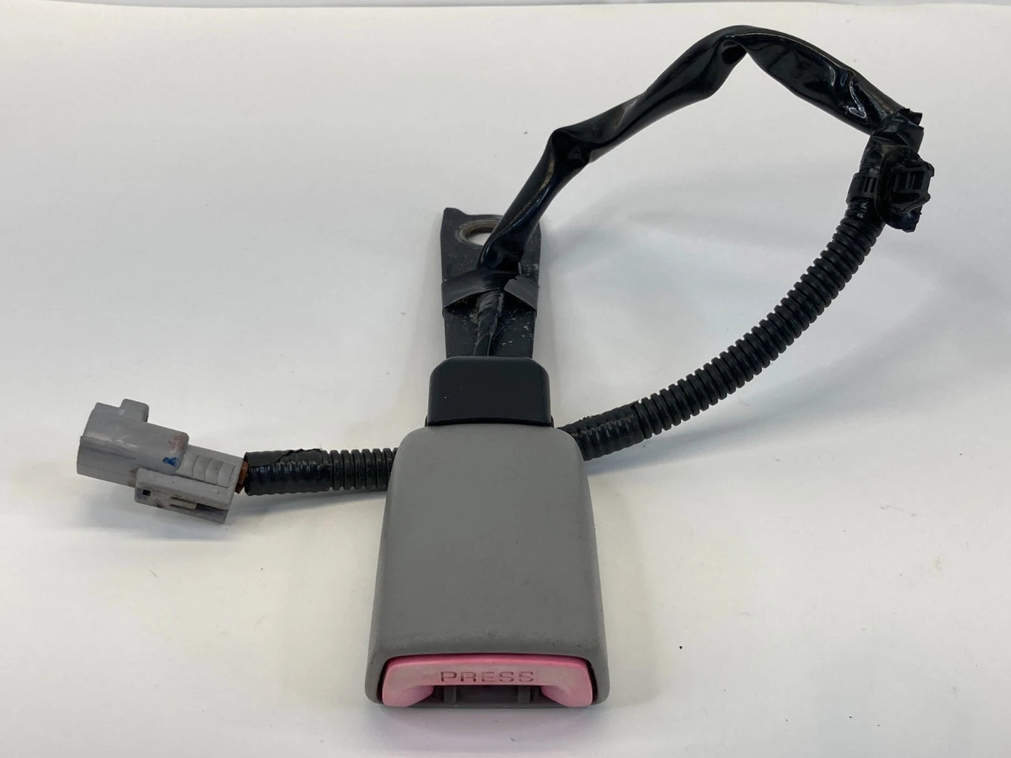 2008-2010 TOYOTA HIGHLANDER FRONT RIGHT SEAT BELT BUCKLE RECEIVER ASSEMBLY OEM