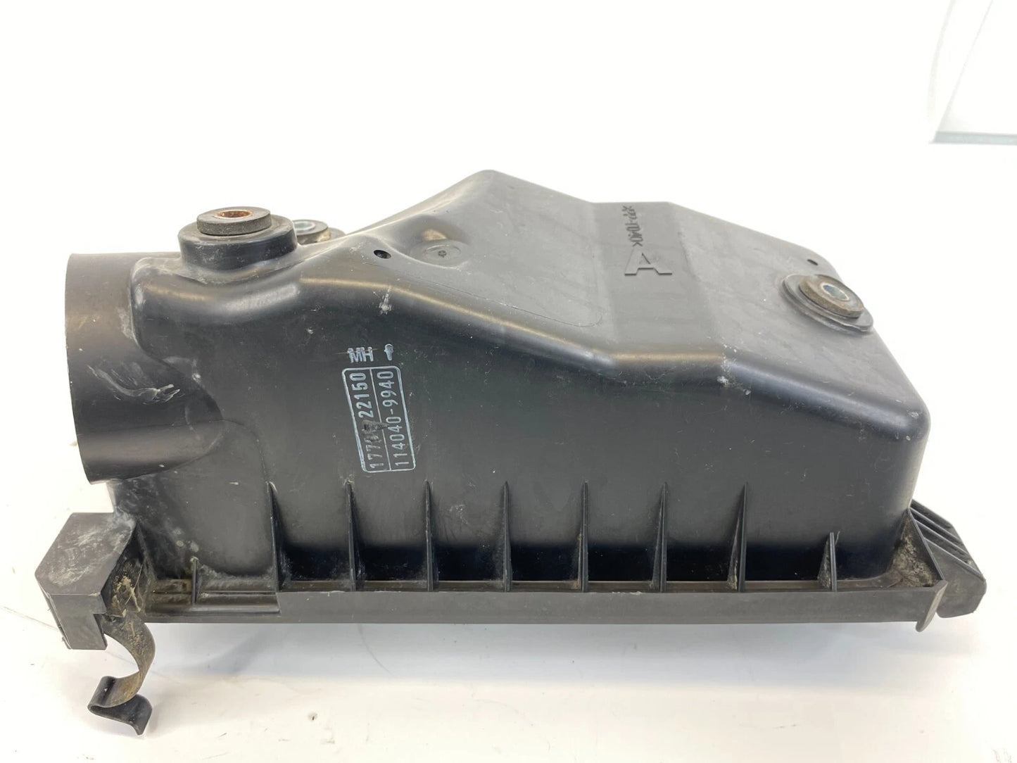 2005-2008 TOYOTA COROLLA 1.8L AIR INTAKE CLEANER CASE HOUSING OEM 17701-22150