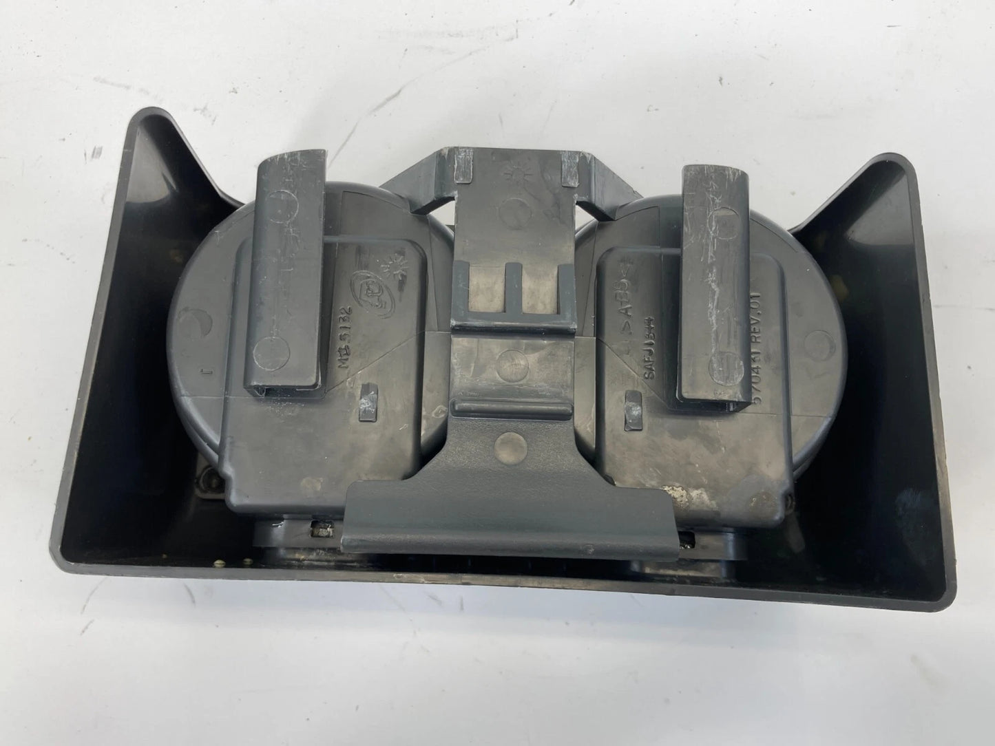 2004-2012 CHEVROLET COLORADO FRONT SEAT CENTER ARMREST CUP HOLDER ASSEMBLY OEM