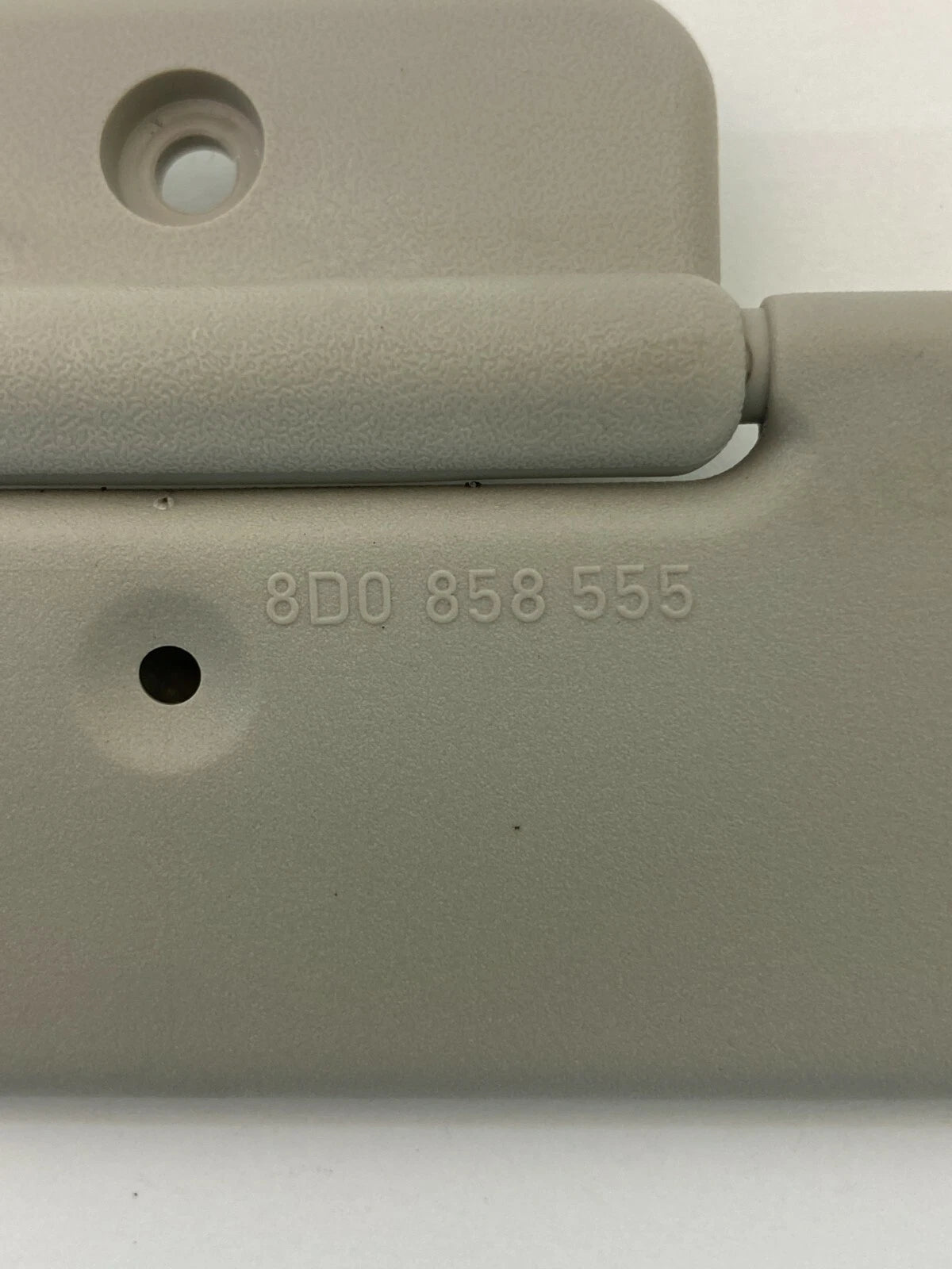 1996-2001 AUDI A4 QUATTRO MINI CENTER MIDDLE SUNVISOR SUN VISOR SHADE 8D0858555