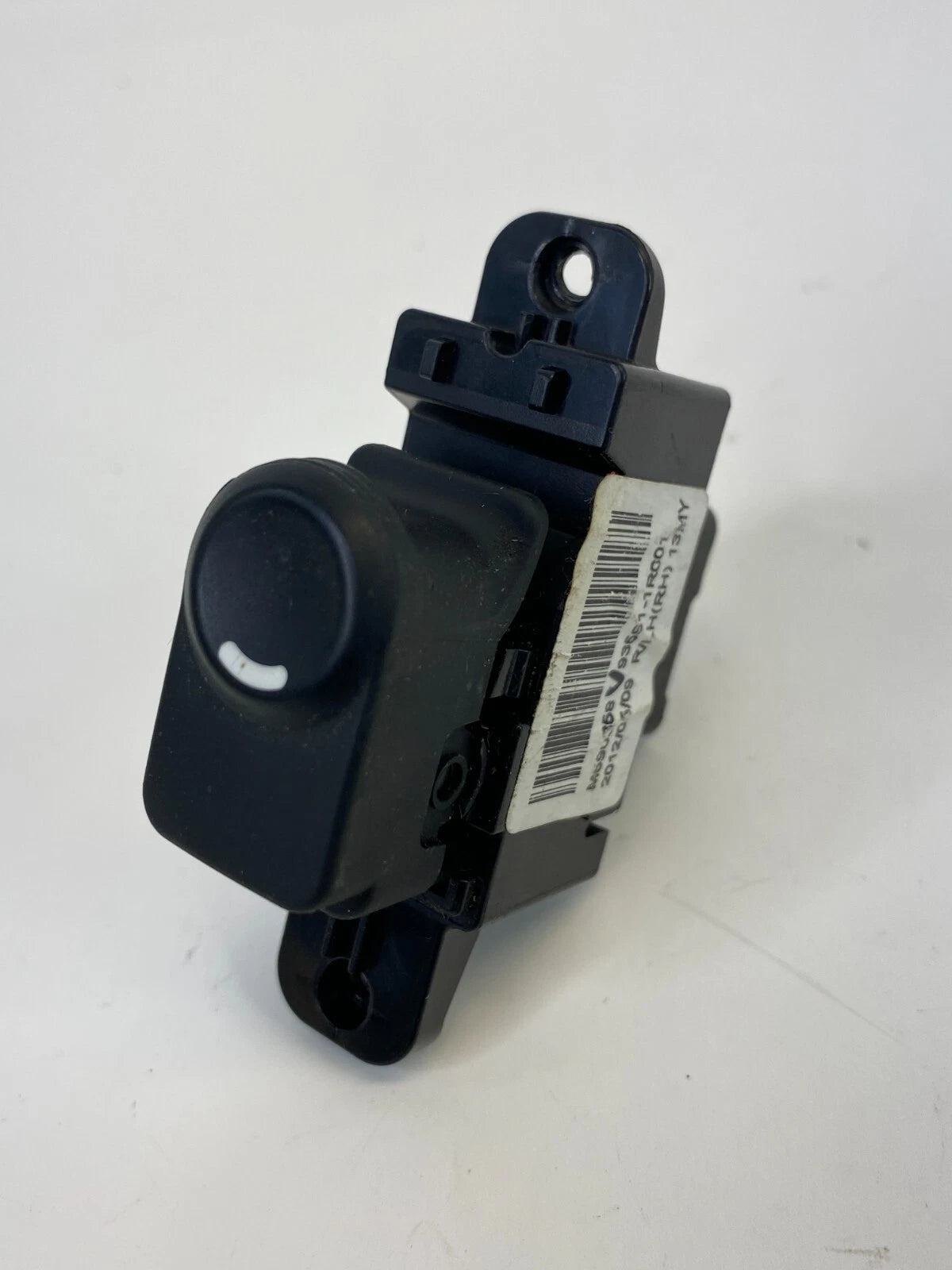 13-17 HYUNDAI ACCENT REAR RIGHT SIDE DOOR POWER WINDOW CONTROL SWITCH 935811R001