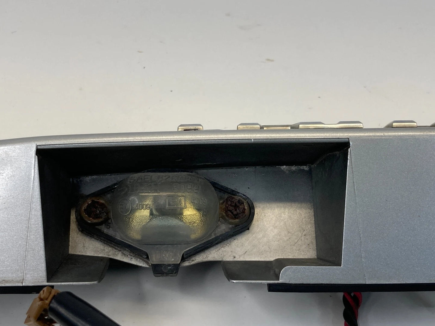 2000-2004 NISSAN PATHFINDER RR LIFTGATE LID LICENSE MOLDING GARNISH W/EMBLEM OEM