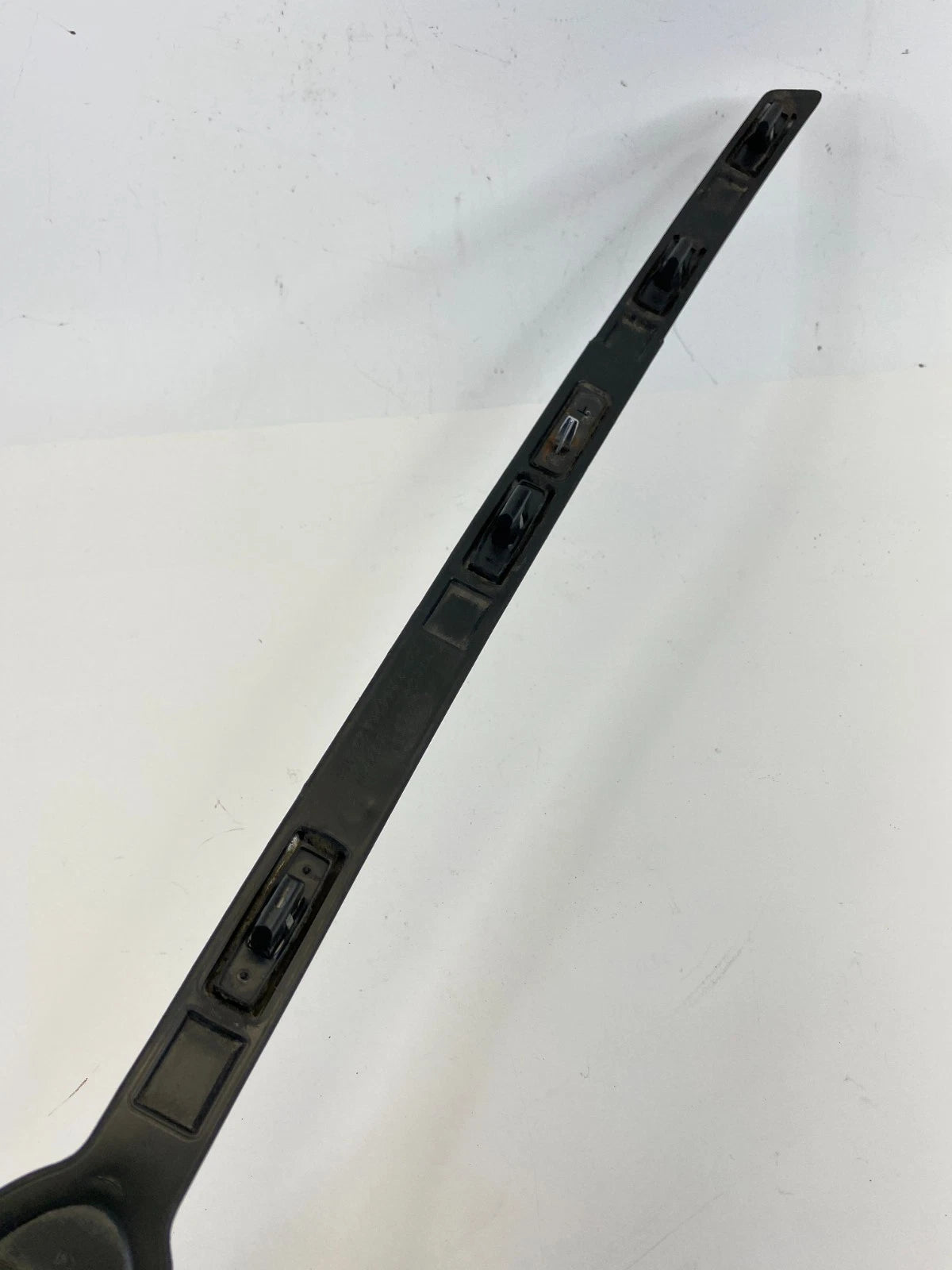 2013-2019 FORD TAURUS REAR TRUNK MOLDING W/ EMBLEM W/O CAMERA DG13-54425A22-A