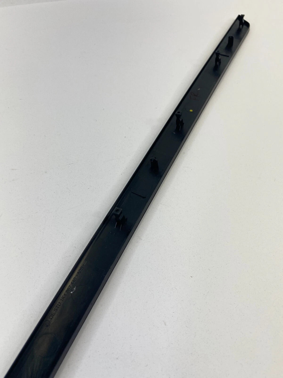 2005-2009 VOLKSWAGEN JETTA FRONT RIGHT PASSENGER DOOR TRIM MOLDING 1K4-867-440