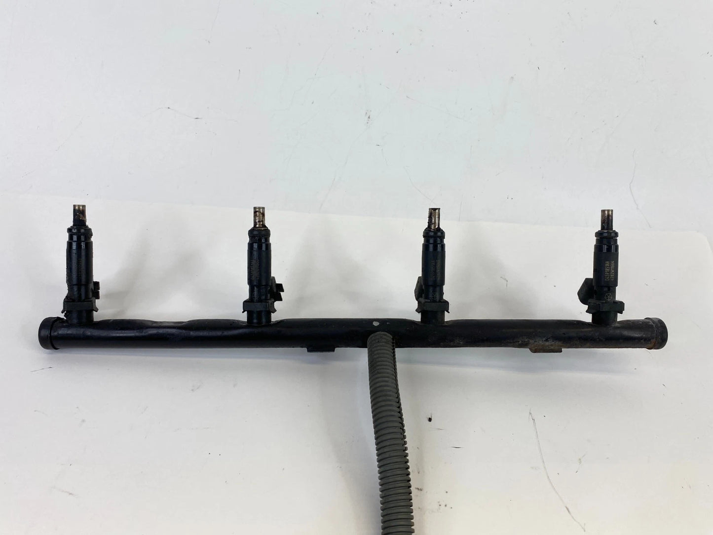 2005-08 GRAND CHEROKEE COMMANDER 5.7L FUEL INJECTION RAIL W/ COIL INJECTORS