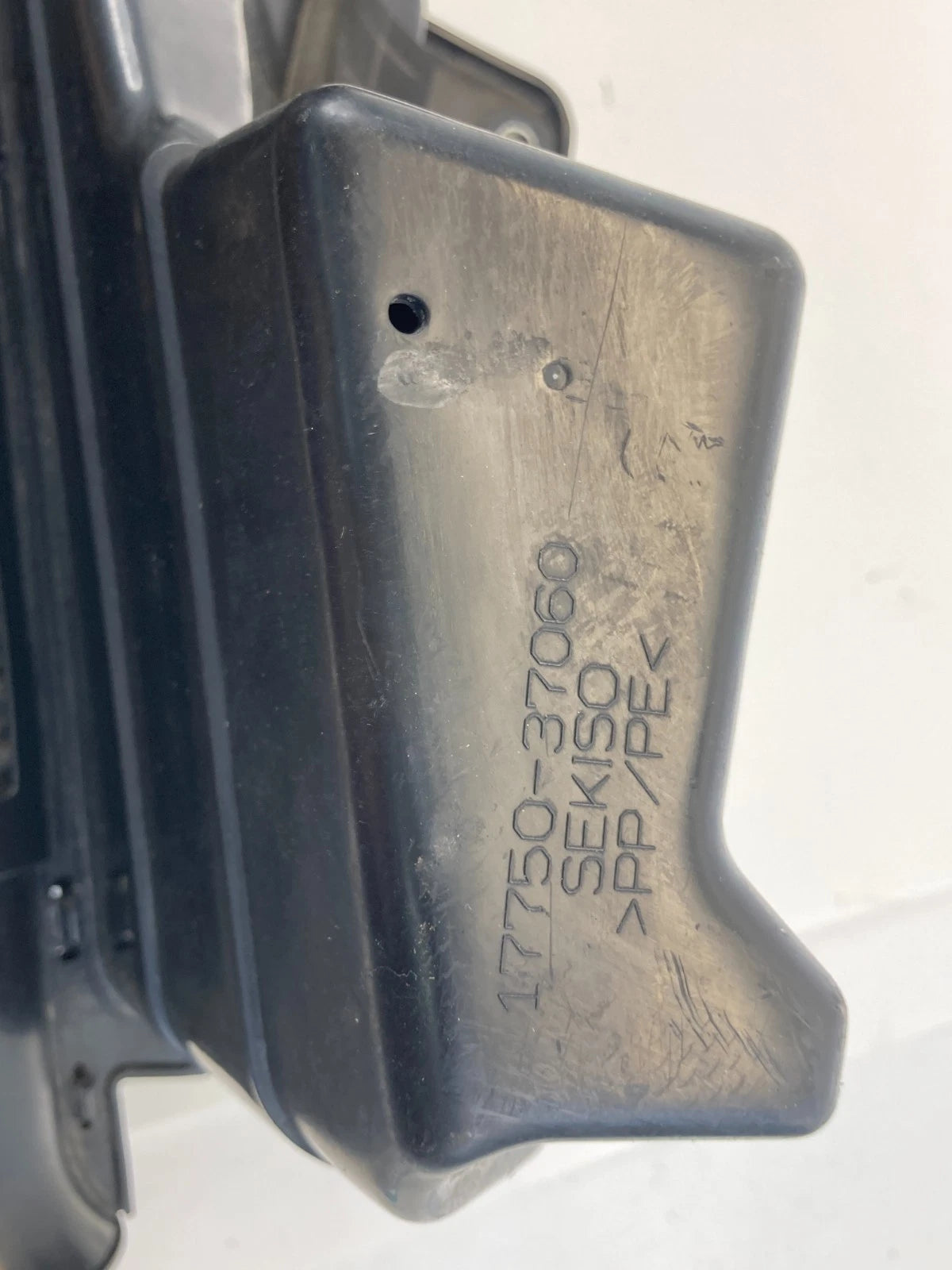 2012-2015 TOYOTA PRIUS AIR CLEANER INTAKE BOX HOUSING RESONATOR 17701-37170 OEM