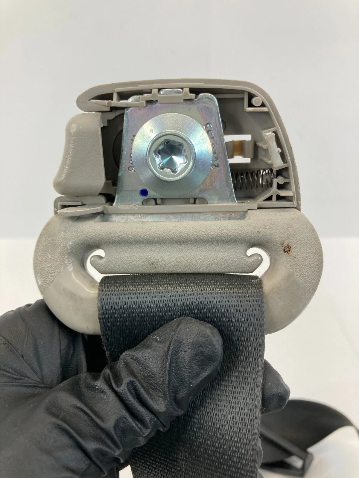 2007 CHRYSLER 300 FRONT RIGHT PASSENGER SIDE SEAT BELT RETRACTOR P1EU001DVAA OEM