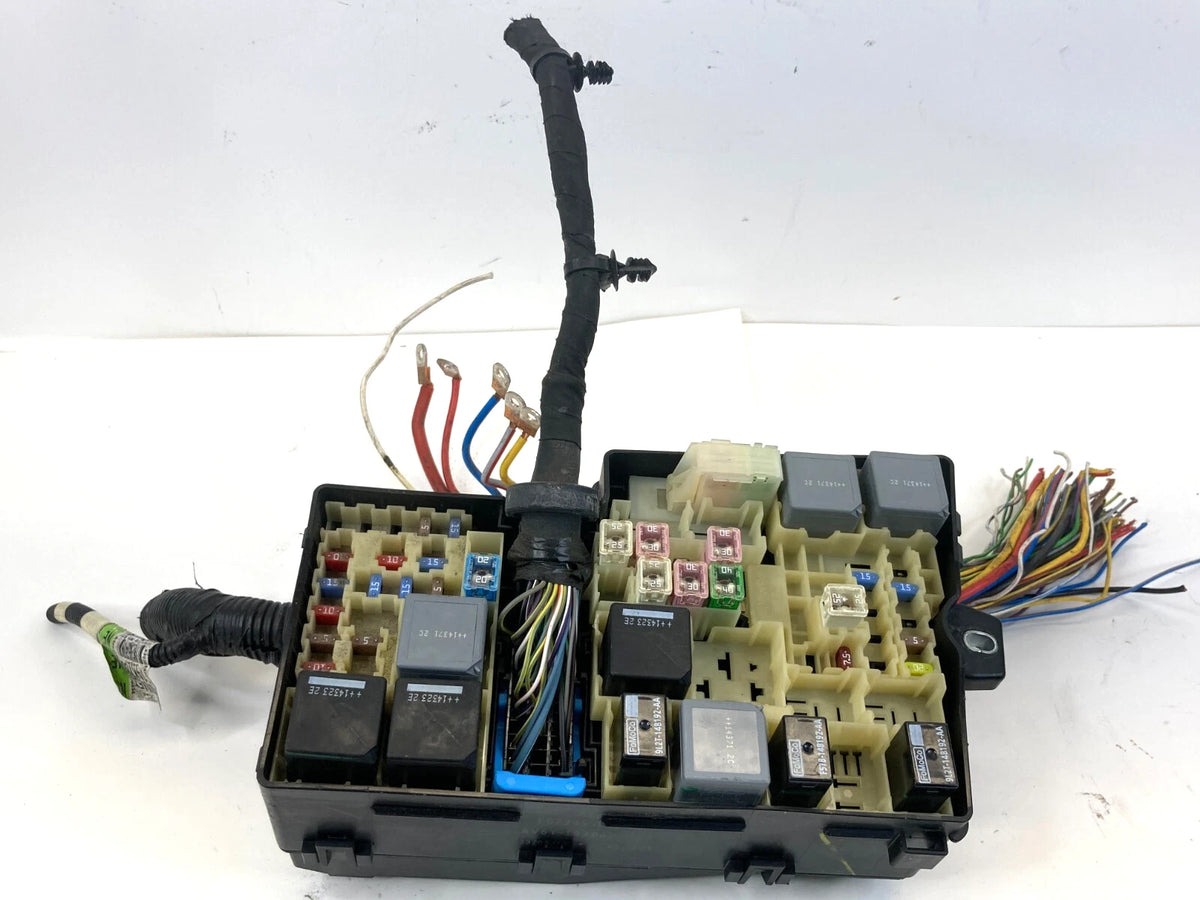 2012-2014 FORD FOCUS 2.0L L4 ENGINE COMPARTMENT JUNCTION FUSE BOX AV6T-14A142-AB