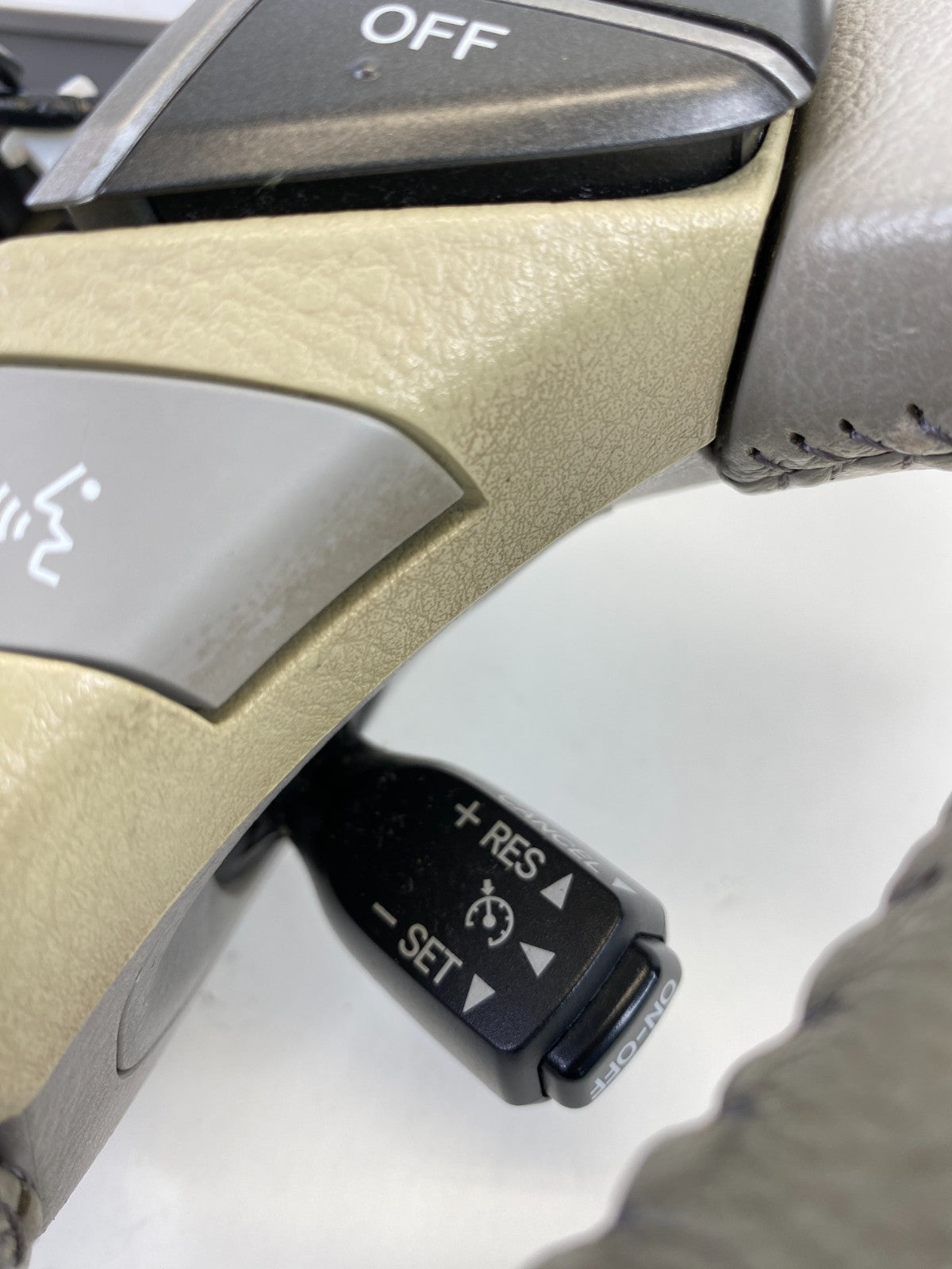 2011 2012 Toyota Avalon Left Side Steering Wheel W/ Cruise & Radio Control OEM
