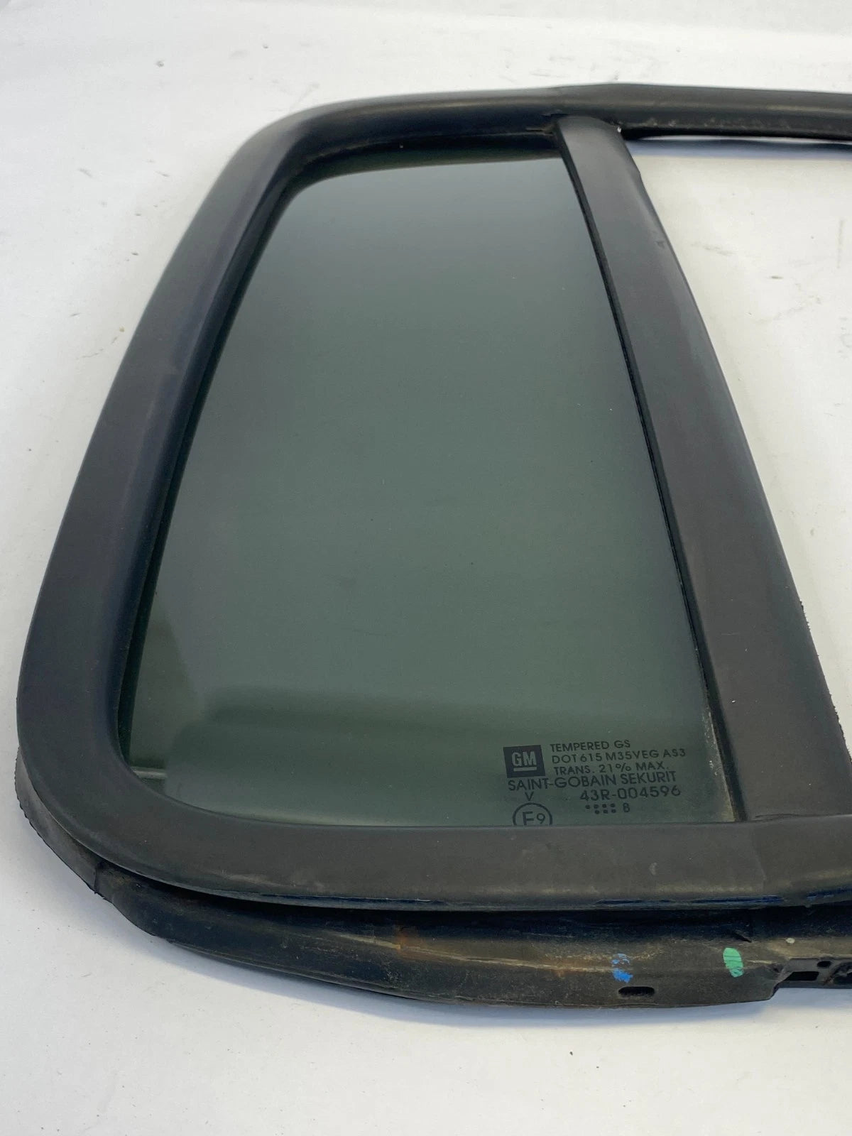2006-2011 CHEVROLET HHR REAR RIGHT OUTER VENT GLASS W/ WEATHERSTRIP SEAL OEM