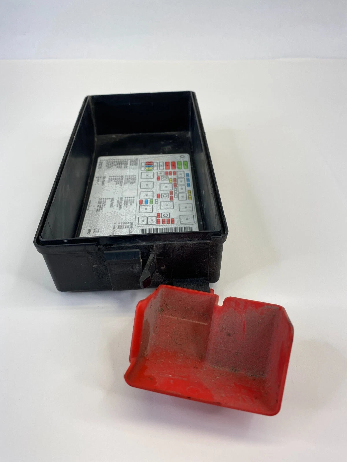2001-2003 CADILLAC DEVILLE ENGINE COMPARTMENT WIRE JUNCTION BLOCK FUSE CAP LID