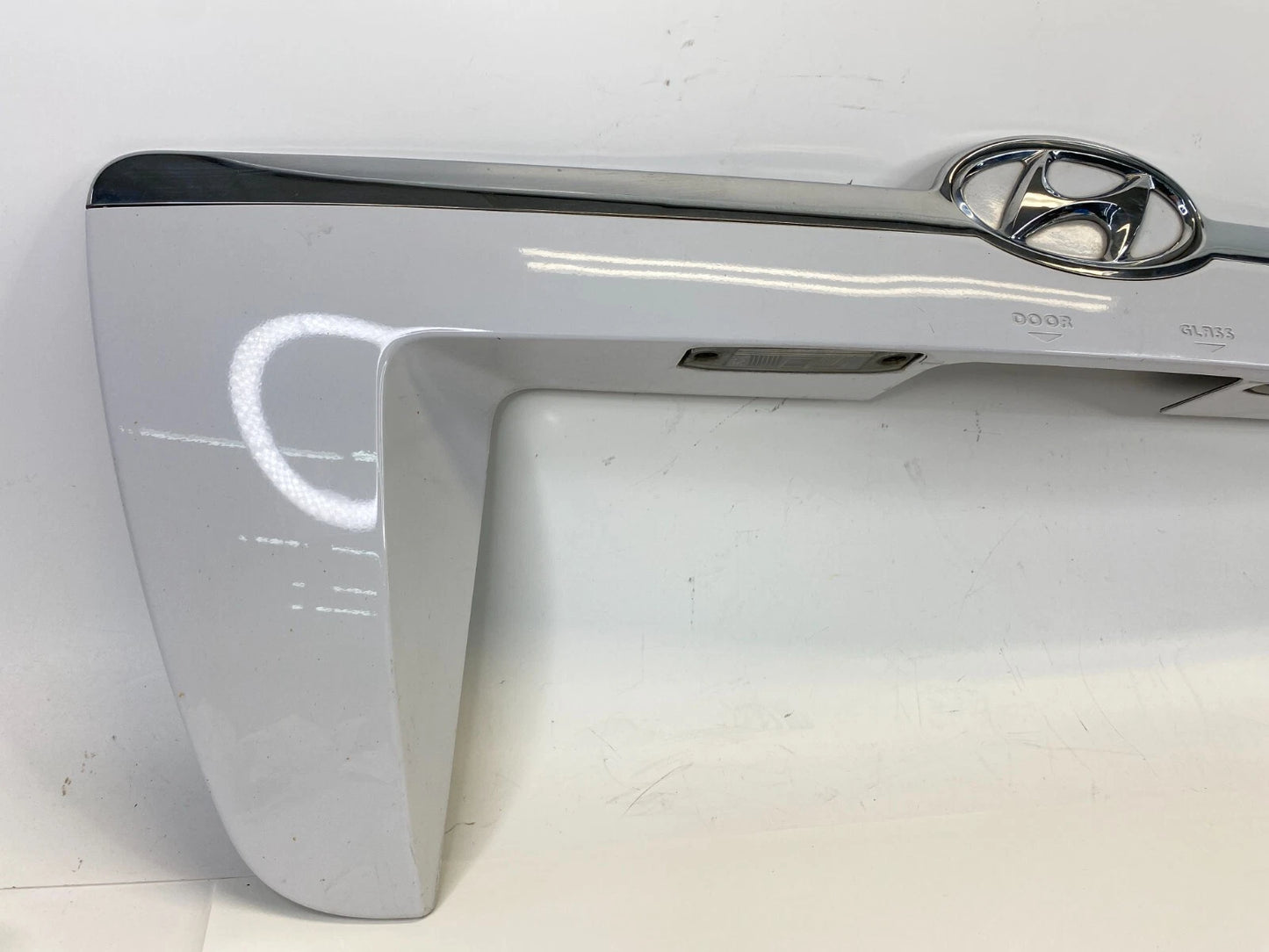 2005-2008 HYUNDAI TUCSON REAR LIFT GATE HATCH LICENSE PLATE TRIM MOLDING OEM